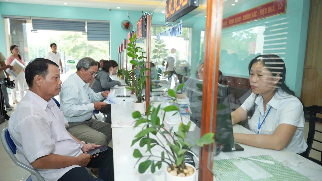 Người d&acirc;n đến l&agrave;m thủ tục h&agrave;nh ch&iacute;nh tại bộ phận một cửa phường Hương An