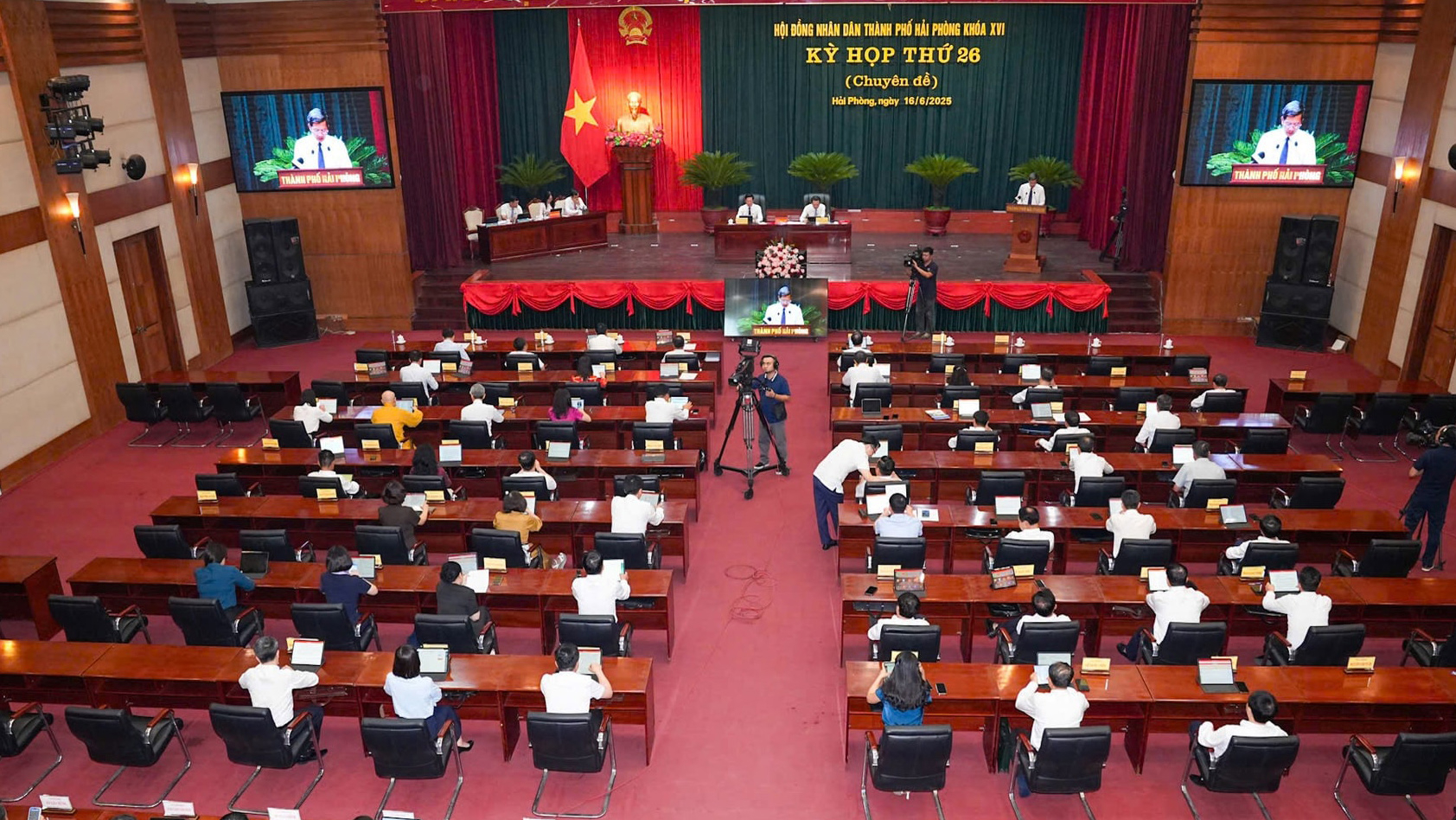 HĐND thành phố Hải Phòng thông qua nghị quyết bãi bỏ chính sách hỗ trợ thêm đối với cán bộ, công chức, viên chức do sắp xếp.