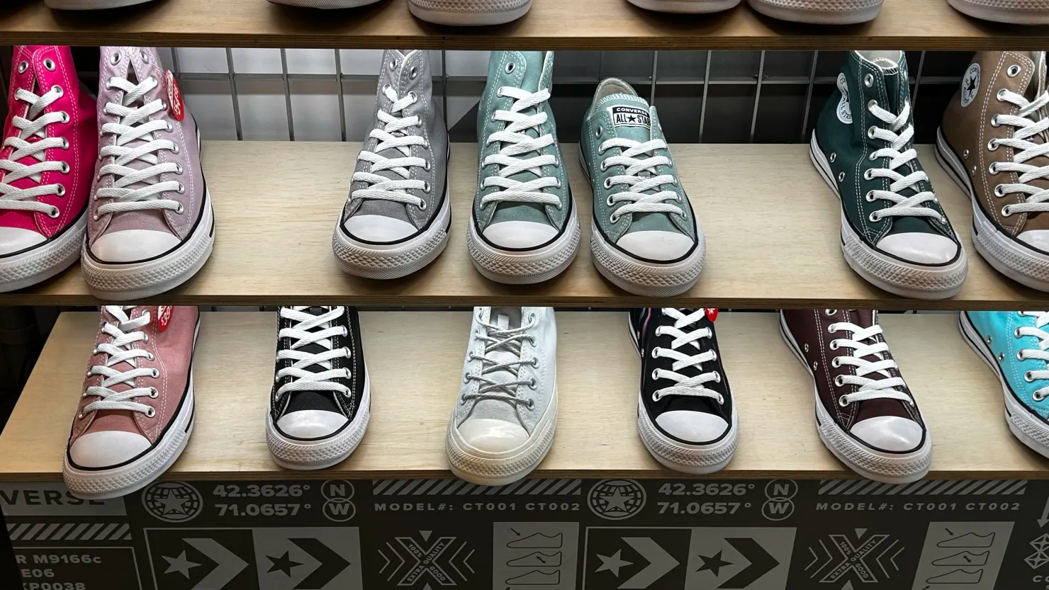 Giày All Star của Converse được bày bán tại một cửa hàng ở New York - Ảnh: Getty Images