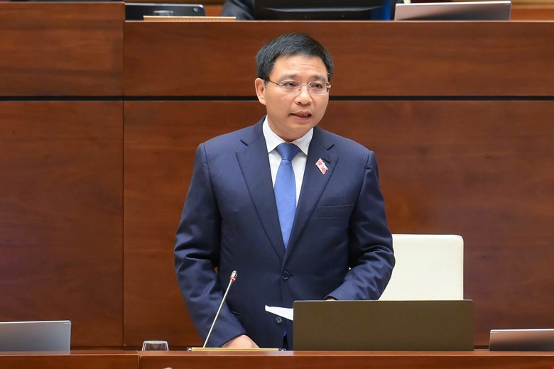 Bộ trưởng Bộ Tài chính Nguyễn Văn Thắng trả lời các vấn đề đại biểu chất vấn.