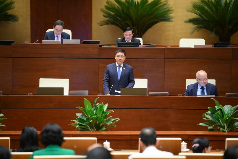 Bộ trưởng Bộ T&agrave;i ch&iacute;nh Nguyễn Văn Thắng trả lời chất vấn.