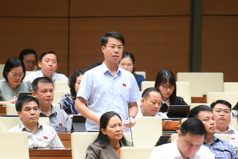 Đại biểu Ho&agrave;ng Quốc Kh&aacute;nh, đo&agrave;n Lai Ch&acirc;u.