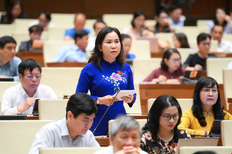 Đại biểu L&ecirc; Thị Ngọc Linh, đo&agrave;n Bạc Li&ecirc;u n&ecirc;u chất vấn Bộ trưởng.