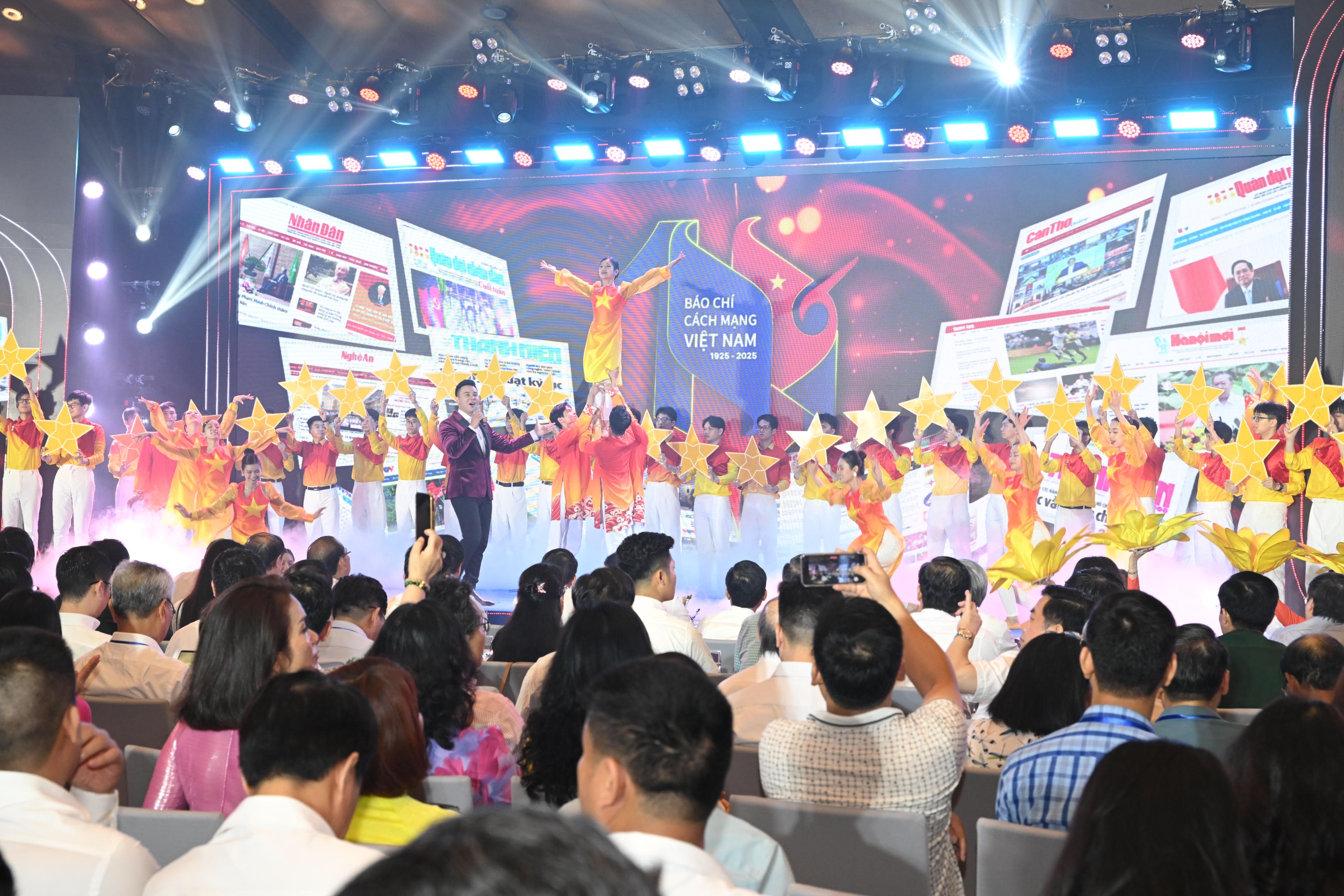 Hội B&aacute;o năm nay l&agrave; biểu tượng sinh động của tinh thần kế thừa v&agrave; ph&aacute;t triển: Từ kh&ocirc;ng gian trưng b&agrave;y lịch sử b&aacute;o ch&iacute; gi&agrave;u bản sắc, đến c&aacute;c triển l&atilde;m tư liệu b&aacute;o ch&iacute;, sản phẩm b&aacute;o ch&iacute;, ứng dụng c&ocirc;ng nghệ mới, tất cả đ&atilde; thể hiện sinh động h&agrave;nh tr&igrave;nh ph&aacute;t triển từ truyền thống đến hiện đại, từ b&aacute;o in, b&aacute;o điện tử, b&aacute;o n&oacute;i, b&aacute;o h&igrave;nh đến b&aacute;o ch&iacute; đa nền tảng, từ 