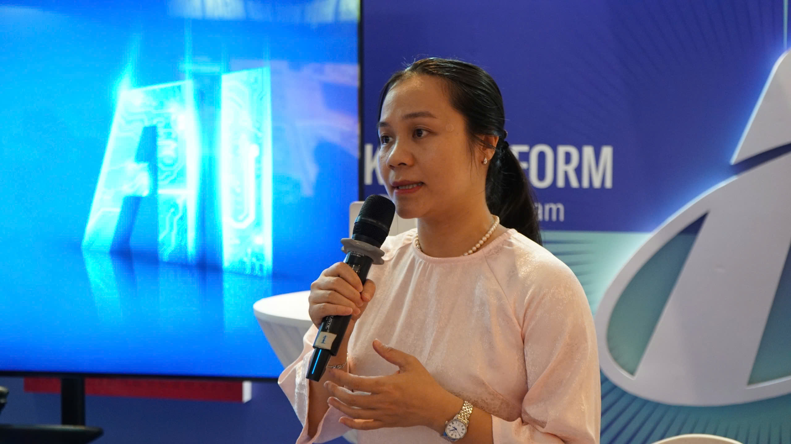 Đại diện Tạp chí Kinh tế Việt Nam- VnEconomy giới thiệu về Marcom-AI Platform - hệ sinh thái công nghệ toàn diện, được kiến tạo dựa trên sự hợp tác chiến lược giữa Tạp chí Kinh tế Việt Nam-VnEconomy cùng các đối tác công nghệ hàng đầu là Hemera, Actable AI Việt Nam. Hệ sinh thái này bao gồm nền tảng CMS thế hệ mới và nền tảng công cụ trí tuệ nhân tạo cho lĩnh vực báo chí, truyền thông - Asko Platform.