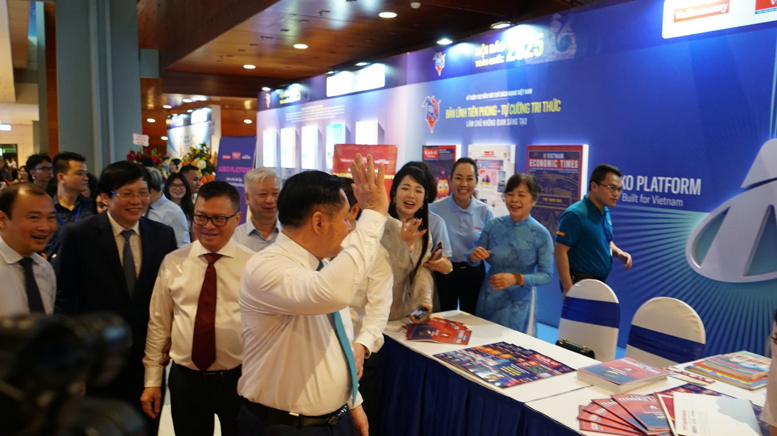 Sau lễ khai mạc, L&atilde;nh đạo Ban Tuy&ecirc;n gi&aacute;o v&agrave; D&acirc;n vận Trung ương, Bộ Văn h&oacute;a Thể thao du lịch, Hội Nh&agrave; b&aacute;o Việt Nam đ&atilde; đi tham quan c&aacute;c gian h&agrave;ng trưng b&agrave;y của c&aacute;c cơ quan b&aacute;o ch&iacute; tại Hội b&aacute;o to&agrave;n quốc 2025.