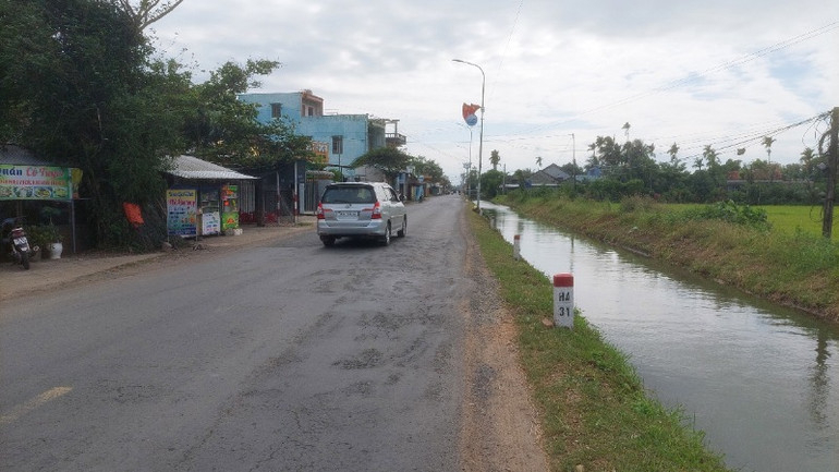 Quốc lộ 29 đoạn qua phường Hòa Vinh, thị xã Đông Hòa (Phú Yên) đường hẹp, nhiều vị trí hư hỏng, không bảo đảm an toàn giao thông. Ảnh: Phương Nam