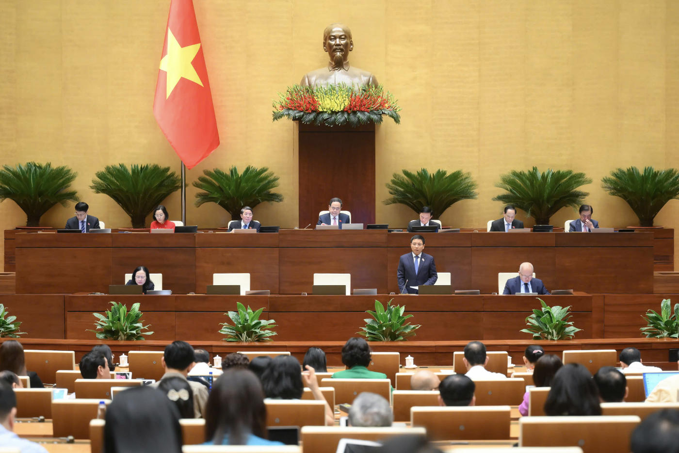 Bộ trưởng Bộ Tài chính Nguyễn Văn Thắng trả lời chất vấn. 