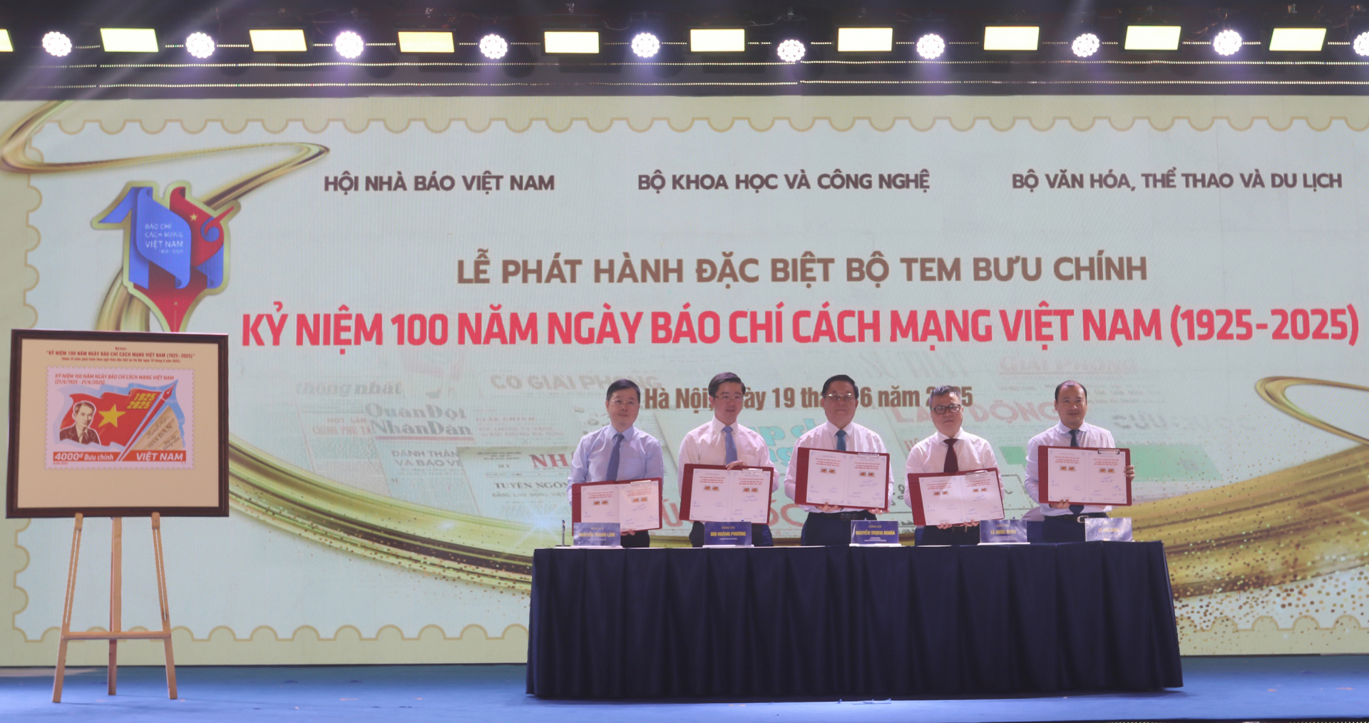 Các đại biểu thực hiện nghi thức phát hành đặc biệt bộ tem Kỷ niệm 100 năm Ngày Báo chí cách mạng Việt Nam (1925-2025).