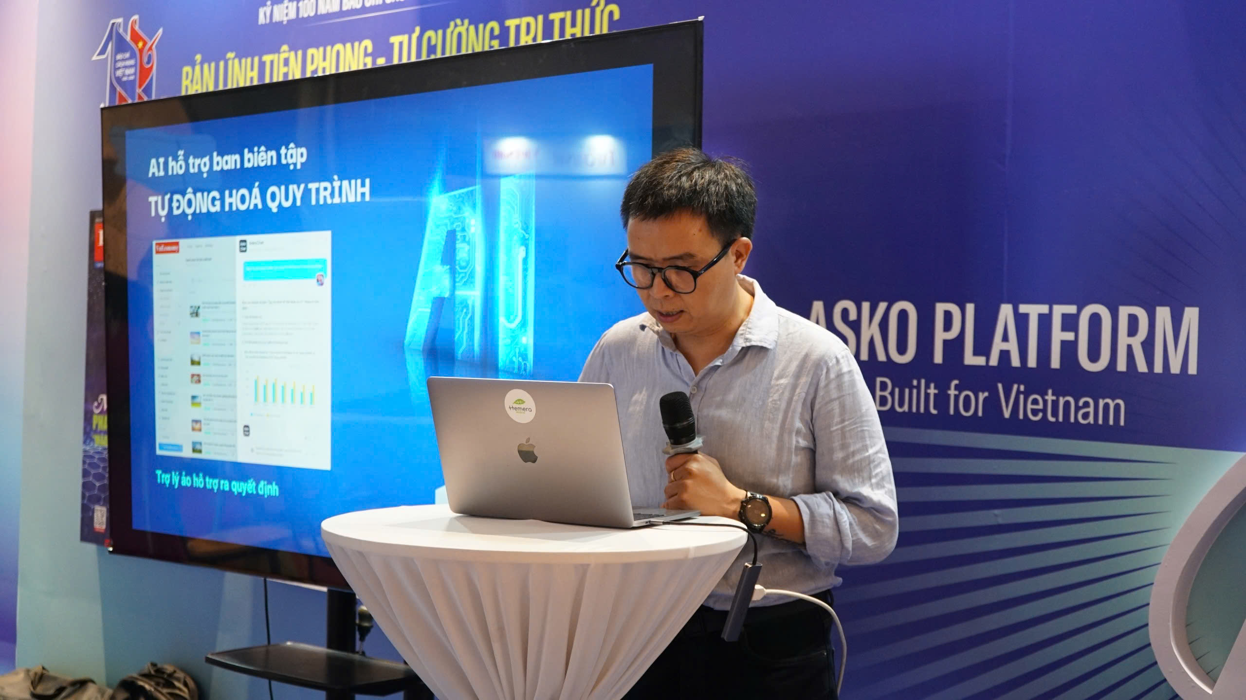 Ng&agrave;y 2/6/2025, Hemera Media đ&aacute;nh dấu một cột mốc quan trọng trong h&agrave;nh tr&igrave;nh ph&aacute;t triển phần mềm quản trị t&ograve;a soạn với sự ra mắt của hệ thống quản trị nội dung (CMS) ho&agrave;n to&agrave;n mới. Một hệ thống CMS hiện đại, với sự ứng dụng s&acirc;u rộng của tr&iacute; tuệ nh&acirc;n tạo (AI), sẽ c&aacute;ch mạng h&oacute;a v&agrave; tối ưu h&oacute;a quy tr&igrave;nh hoạt động của một t&ograve;a b&aacute;o tr&ecirc;n nhiều phương diện. Cụ thể, AI mang đến những đột ph&aacute; đ&aacute;ng kể bao gồm tối ưu h&oacute;a quy tr&igrave;nh sản xuất nội dung v&agrave; quản trị t&ograve;a soạn hội tụ, tối ưu h&oacute;a xuất bản.Đại diện Hemera giới thiệu về&nbsp;nền tảng CMS thế hệ mới tại gian h&agrave;ng của Tạp ch&iacute; Kinh tế Việt Nam tại Hội b&aacute;o to&agrave;n quốc 2025.