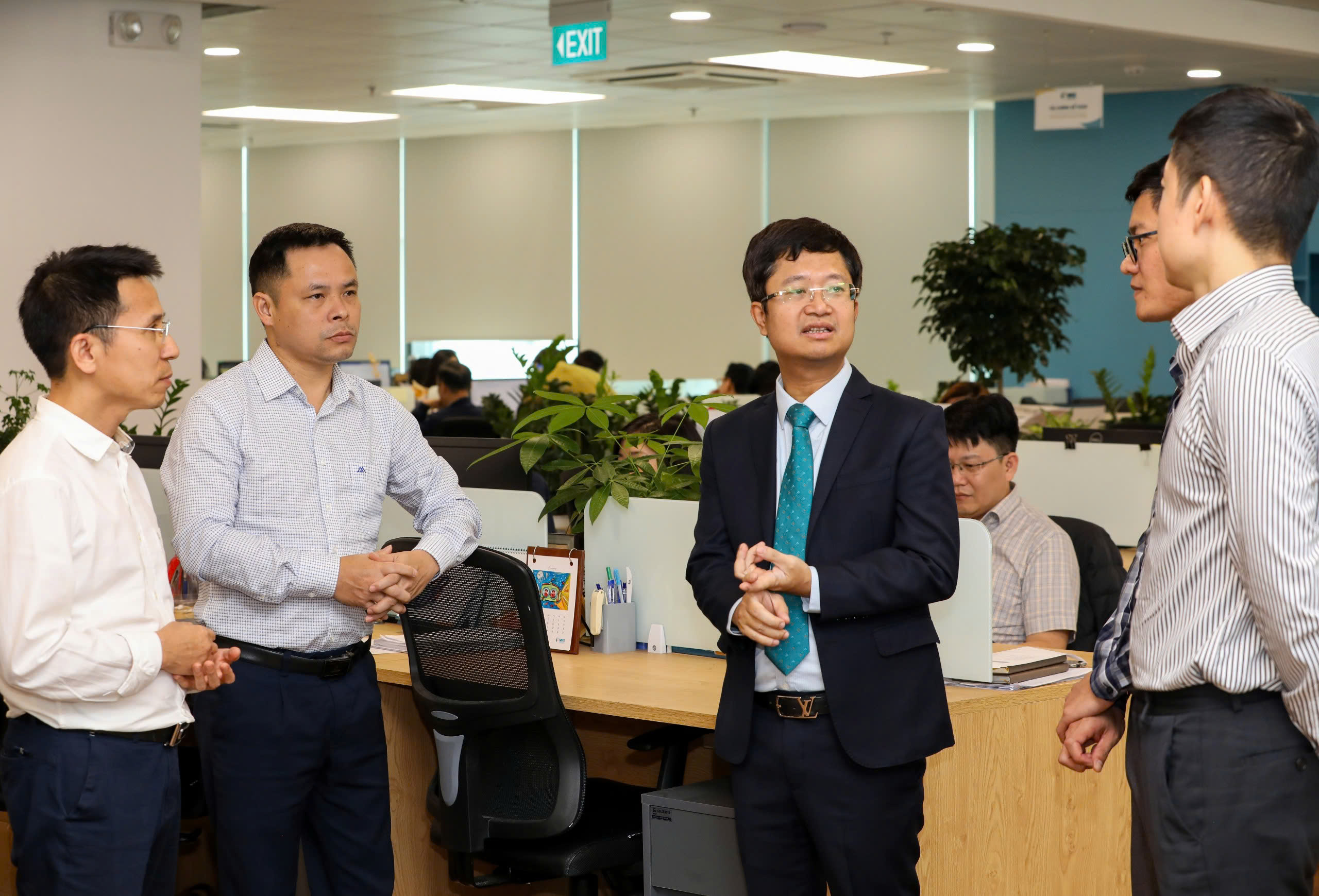 &Ocirc;ng Nghi&ecirc;m Xu&acirc;n Thái T&ocirc;̉ng giám đ&ocirc;́c Bảo hi&ecirc;̉m DVB cùng các c&ocirc;̣ng sự (ảnh Trí Phong)