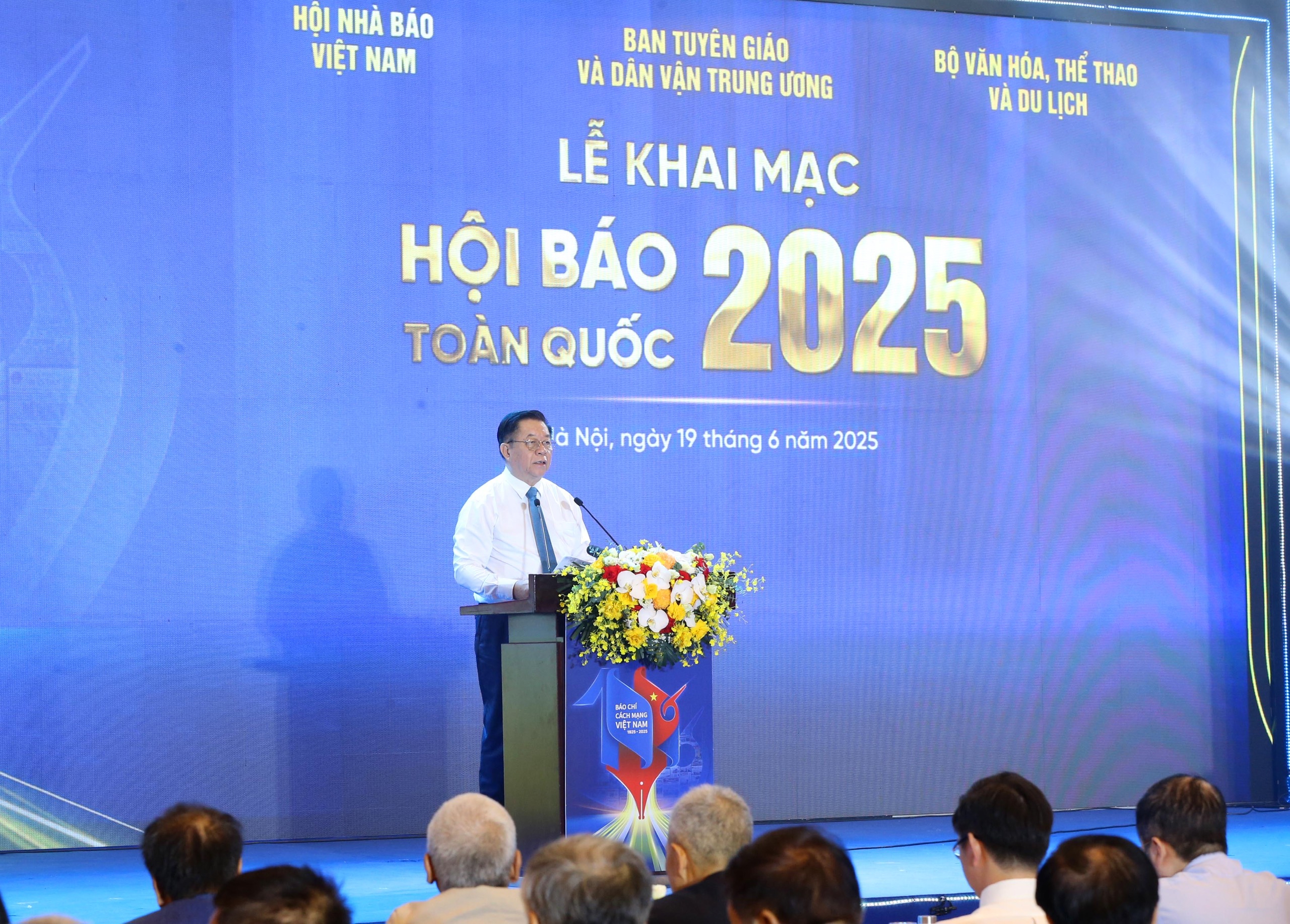 Ph&aacute;t biểu chỉ đạo tại khai mạc Hội B&aacute;o to&agrave;n quốc năm 2025, &ocirc;ng Nguyễn Trọng Nghĩa, Ủy vi&ecirc;n Bộ Ch&iacute;nh trị, B&iacute; thư Trung ương Đảng, Trưởng ban Tuy&ecirc;n gi&aacute;o v&agrave; D&acirc;n vận Trung ương, biểu dương Hội Nh&agrave; b&aacute;o Việt Nam, c&aacute;c cấp hội, cơ quan b&aacute;o ch&iacute; v&agrave; c&aacute;c đơn vị đ&atilde; tổ chức Hội B&aacute;o năm nay với quy m&ocirc; ng&agrave;y c&agrave;ng lớn, chất lượng ng&agrave;y c&agrave;ng cao, h&igrave;nh thức hiện đại, hấp dẫn.