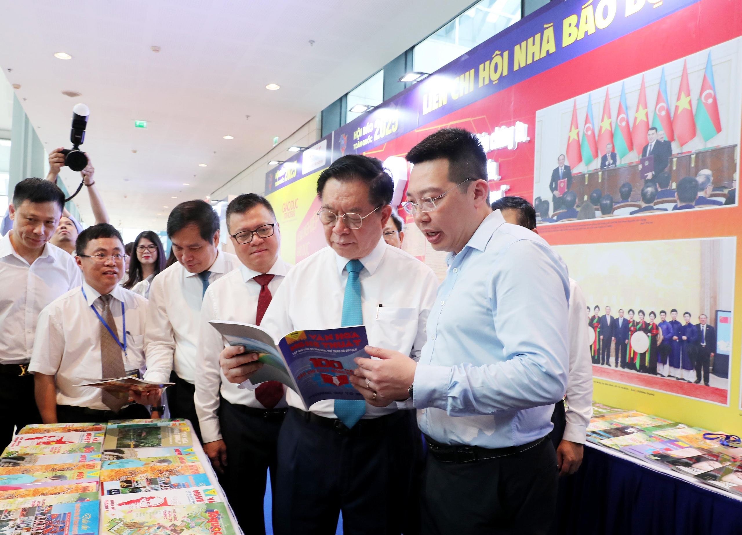 Theo ông Nguyễn Trọng Nghĩa, báo chí thực sự là tiếng nói của Đảng, Nhà nước, là diễn đàn tin cậy của Nhân dân; là cầu nối bền chặt giữa ý Đảng và lòng Dân; là tấm gương phản chiếu tâm tư, khát vọng của toàn xã hội; nơi lan tỏa những giá trị nhân văn, cổ vũ cái đẹp, cái đúng, kiên quyết đấu tranh với cái xấu, cái sai; đi đầu trong bảo vệ nền tảng tư tưởng của Đảng...