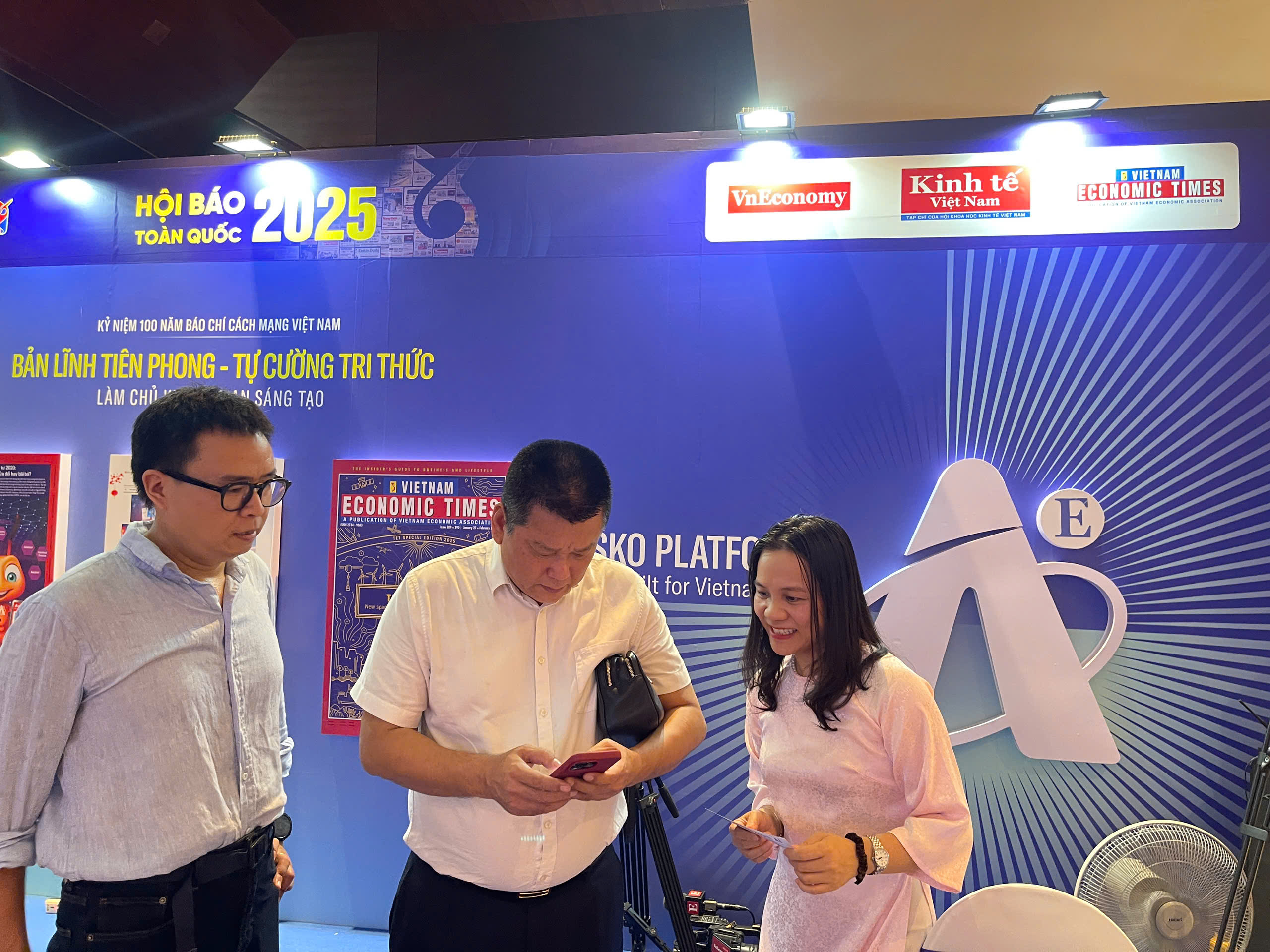 Asko Platform kh&ocirc;ng chỉ vượt qua những hạn chế của c&aacute;c giải ph&aacute;p to&agrave;n cầu m&agrave; c&ograve;n mang lại sự t&ugrave;y chỉnh cao, hiệu quả chi ph&iacute; v&agrave; t&iacute;nh bảo mật dữ liệu. Với sự t&iacute;ch hợp chặt chẽ dữ liệu từ VnEconomy v&agrave; khả năng t&ugrave;y chỉnh theo nhu cầu doanh nghiệp... Với những ưu đi&ecirc;̉m vượt tr&ocirc;̣i này,&nbsp;Asko Platform được r&acirc;́t nhi&ecirc;̀u bạn đọc cũng như đại di&ecirc;̣n các doanh nghi&ecirc;̣p quan t&acirc;m, trải nghi&ecirc;̣m...