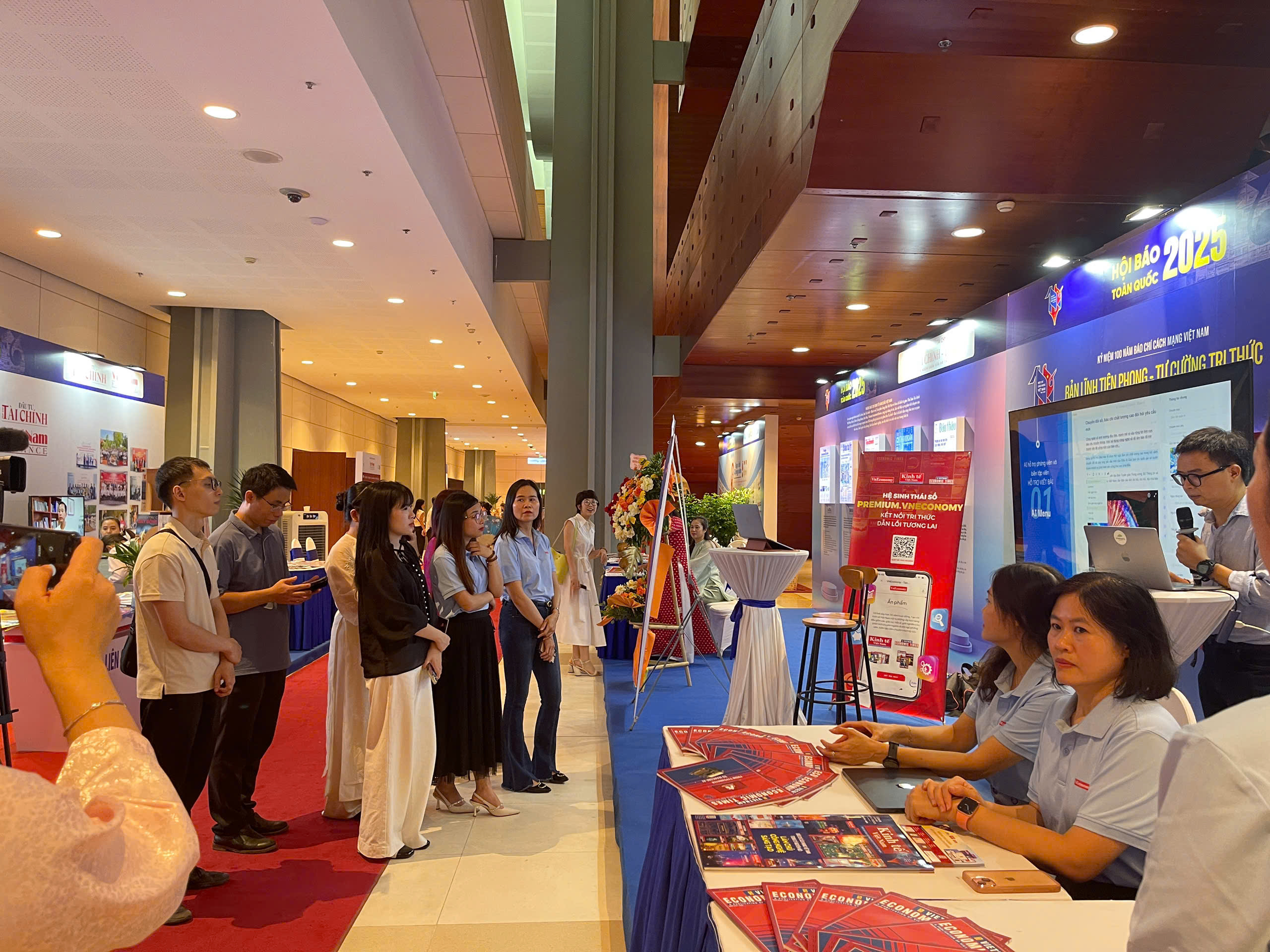 Tại H&ocirc;̣i báo to&agrave;n quốc 2025, Tạp chí Kinh t&ecirc;́ Vi&ecirc;̣t Nam giới thi&ecirc;̣u n&ecirc;̀n tảng Asko Platform, đ&acirc;y được xem l&agrave; c&acirc;u trả lời của Tạp ch&iacute; Kinh tế Việt Nam/VnEconomy cho nhu cầu về một giải ph&aacute;p AI thực sự &ldquo;thấu hiểu&rdquo; thị trường trong nước. Đ&acirc;y kh&ocirc;ng chỉ l&agrave; một c&ocirc;ng cụ AI mới m&agrave; l&agrave; một hệ thống &ldquo;may đo&rdquo; chuy&ecirc;n biệt, giải quyết những th&aacute;ch thức m&agrave; c&aacute;c m&ocirc; h&igrave;nh AI lớn &ldquo;chưa chạm tới&rdquo; tại thị trường Việt Nam.&nbsp; &nbsp;