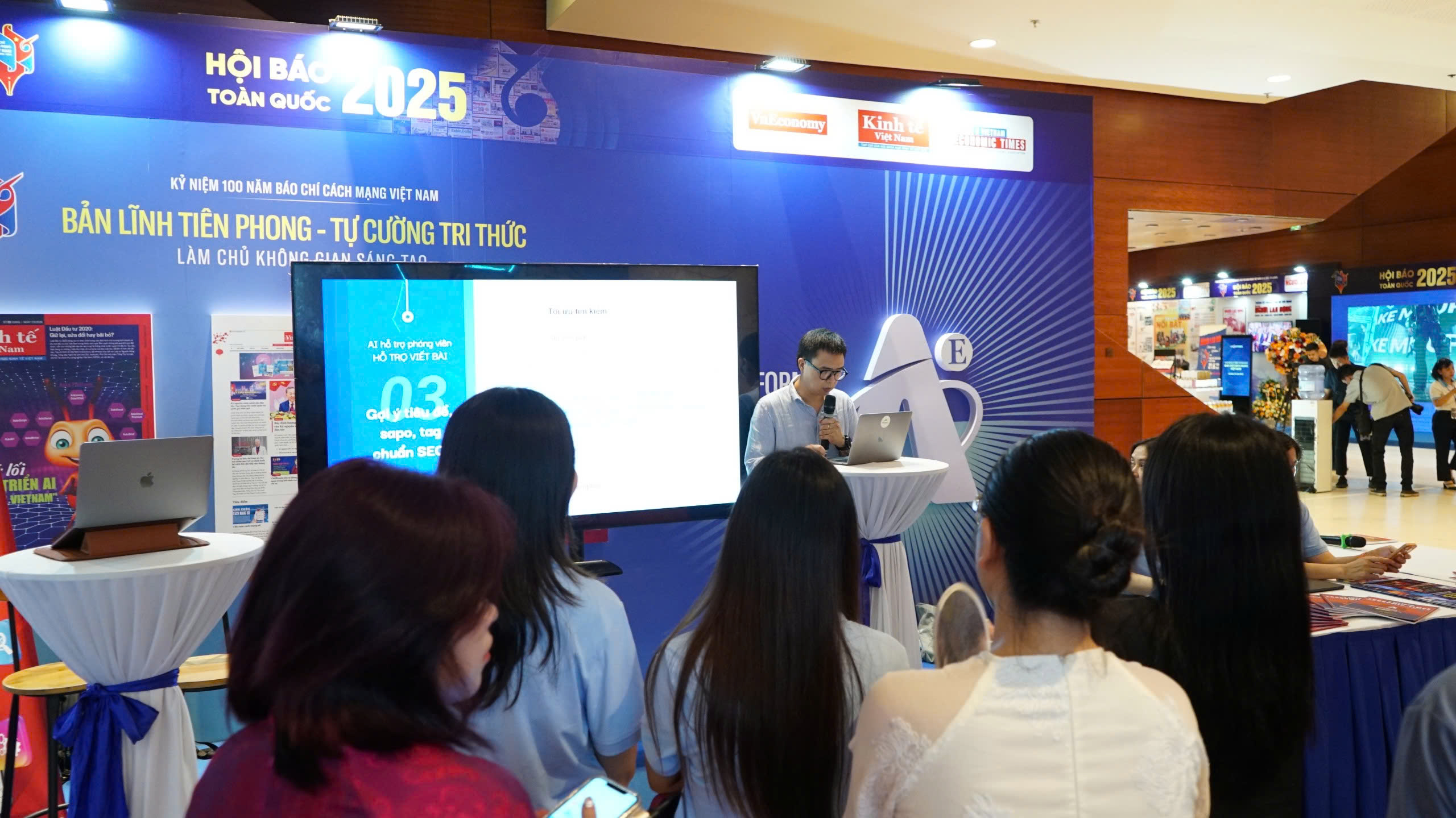 Anh Lưu Quang Trung, đại diện Hemera, chia sẻ kinh nghiệm trong việc tùy chỉnh hệ thống CMS (Content Management System) cho từng tòa soạn.