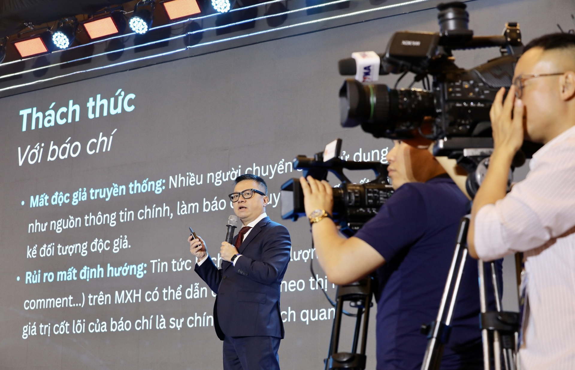 Chủ tịch Hội nhà báo Lê Quốc Minh đã cập nhật những thông tin mới nhất và những góc nhìn sâu sắc về tình hình báo chí toàn cầu. Ảnh: Việt Dũng