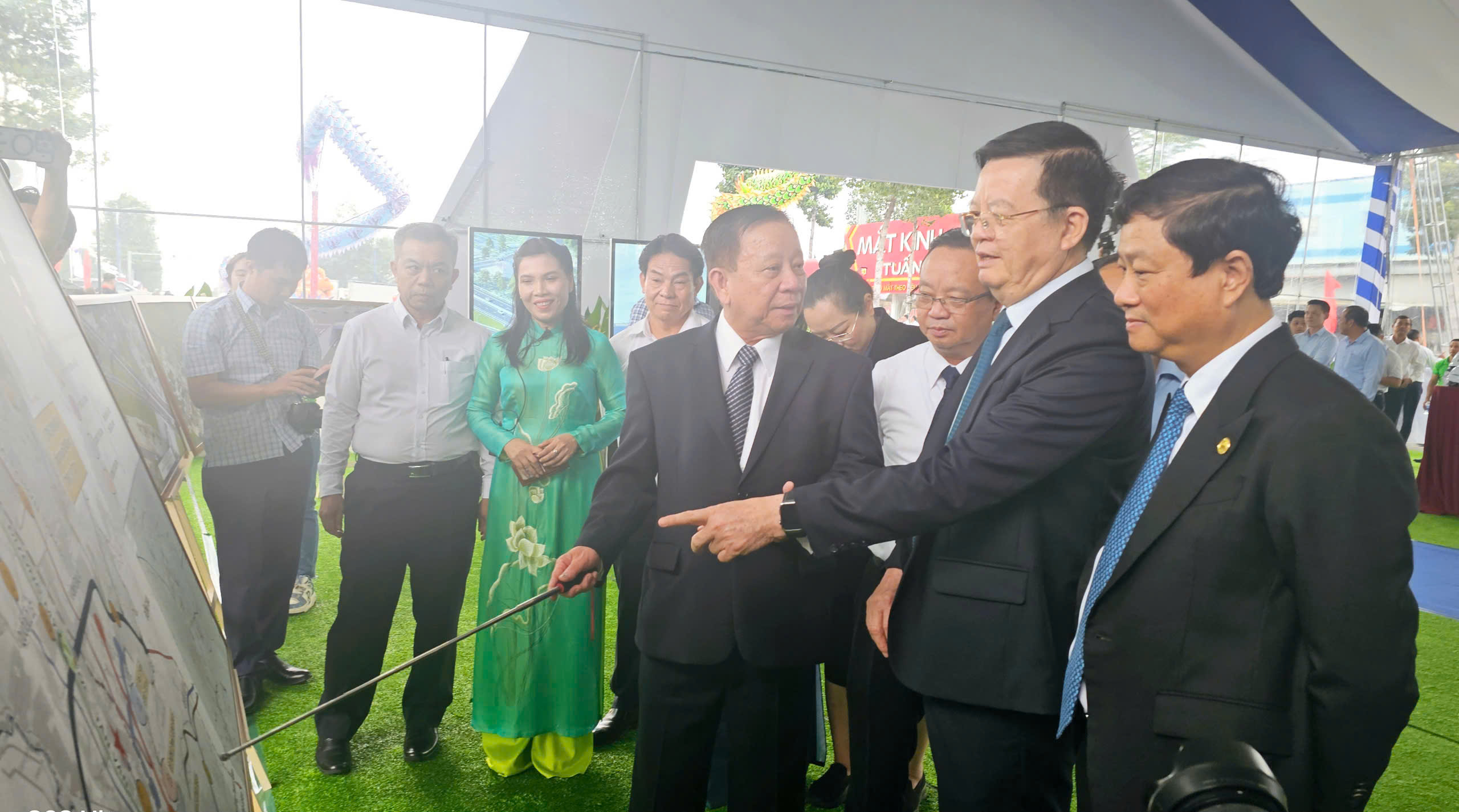 Phó Thủ tướng Chính phủ Mai Văn Chính dự lễ khởi công đường Vành đai 4 TP. Hồ Chí Minh đoạn qua tỉnh Bình Dương.