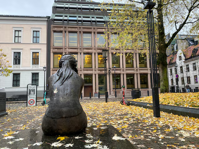 Bên ngoài ngân hàng trung ương Na Uy Norges Bank - Ảnh: Reuters