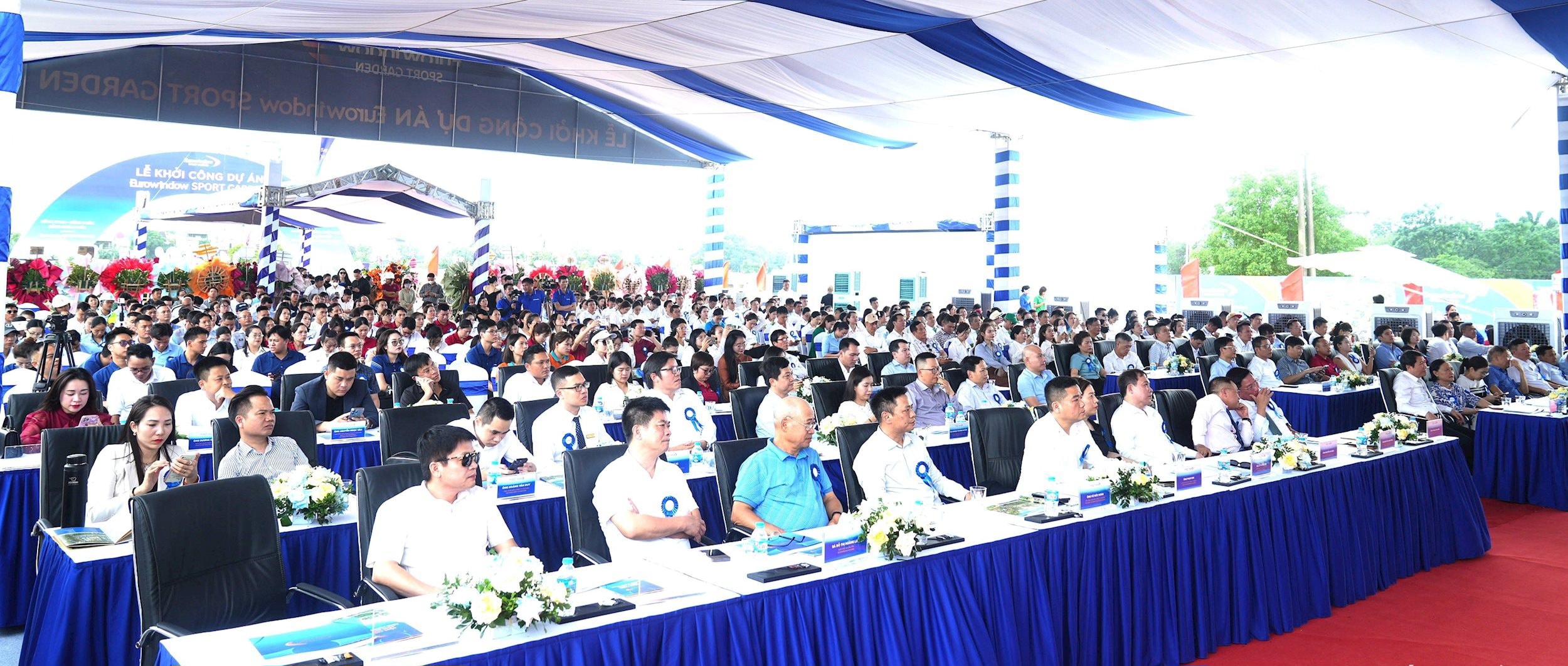 Các đại biểu tham dự buổi lễ.