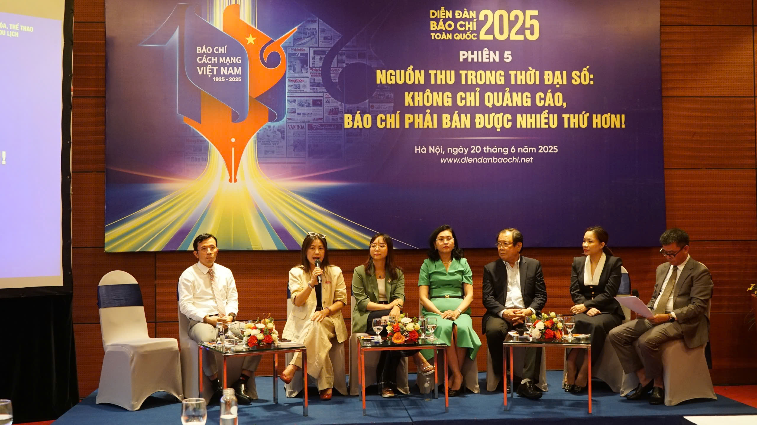 Diễn giả tại phiên thảo luận với chủ đề: “Nguồn thu trong thời đại số: Không chỉ quảng cáo, báo chí phải bán được nhiều thứ hơn” trong khuôn khổ Diễn đàn Báo chí toàn quốc 2025. 