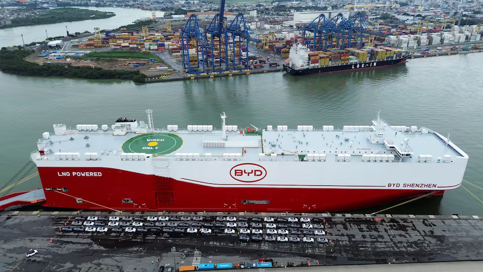 Tàu hàng mới nhất của BYD cập cảng Brazil vào cuối tháng 5/2025 - Ảnh: Reuters