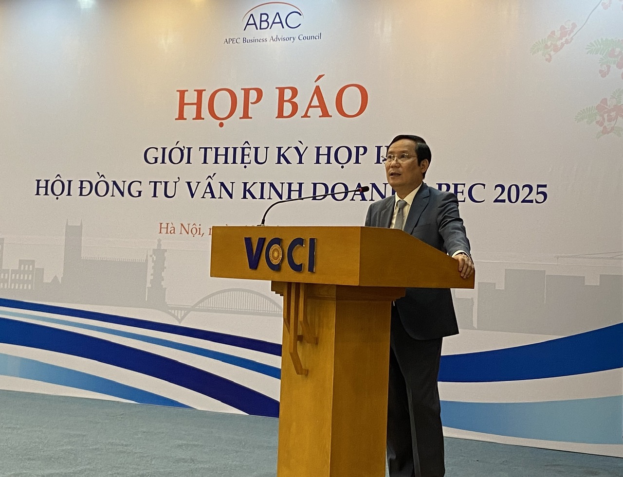 Ông Phạm Tấn Công, Chủ tịch VCCI, Chủ tịch ABAC Việt Nam, phát biểu tại họp báo. 