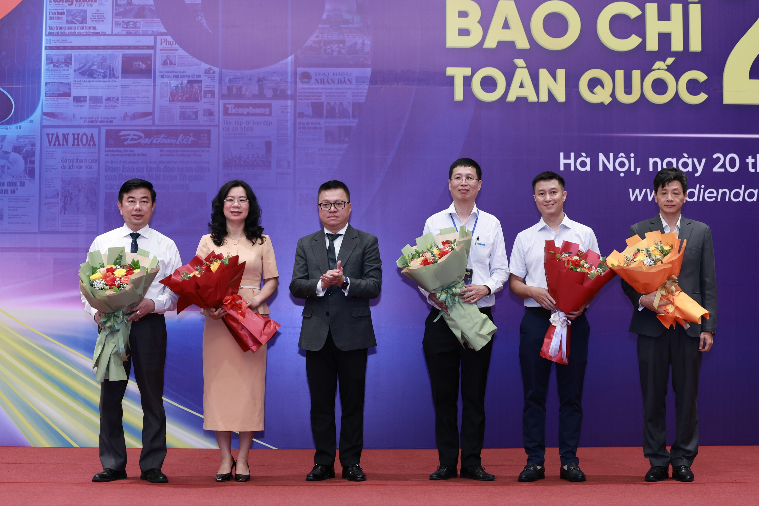 Ông Lê Quốc Minh tặng hoa các đại biểu dẫn dắt các phiên thảo luận tại diễn đàn. Ảnh: Việt Dũng