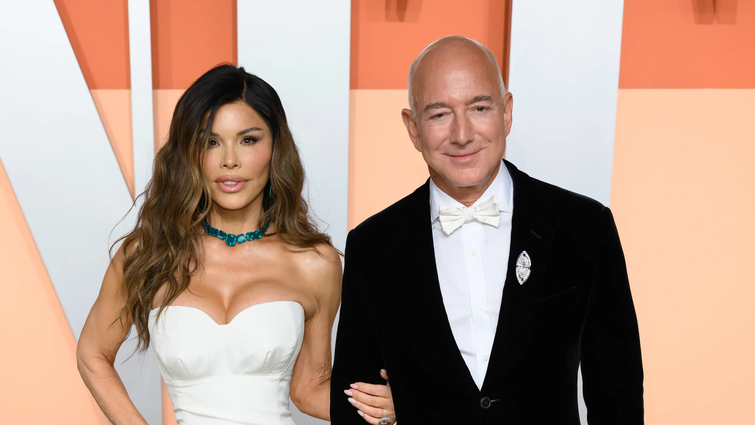 Jeff Bezos và vợ sắp cưới Lauren Sánchez. Ảnh: GettyImage
