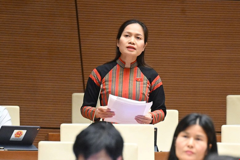 Đại biểu Siu Hương, đo&agrave;n Gia Lai ph&aacute;t biểu thảo luận.