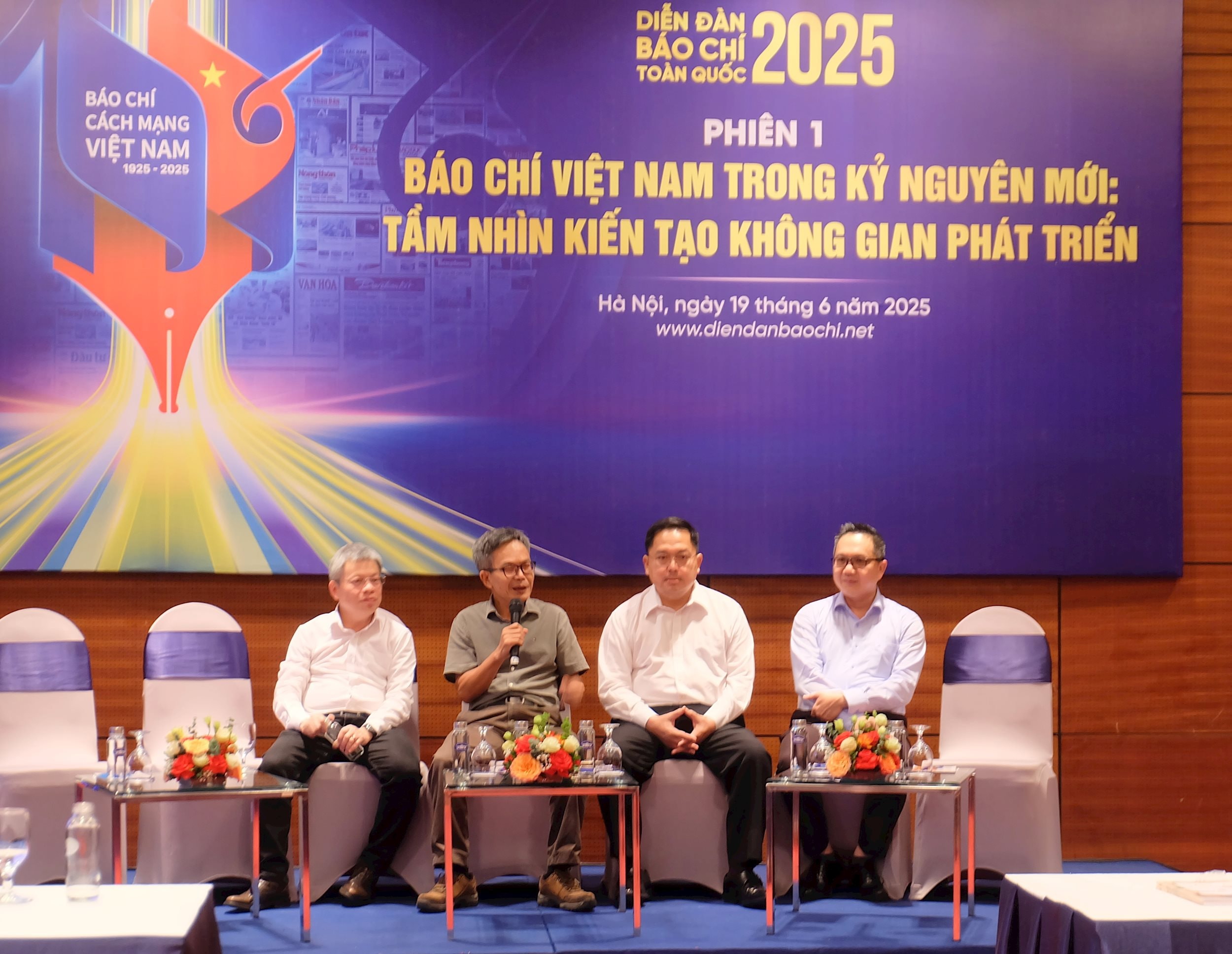 Tại phi&ecirc;n thảo luận thứ nhất với chủ đề&nbsp;B&aacute;o ch&iacute; Việt Nam trong kỷ nguy&ecirc;n mới: Tầm nh&igrave;n kiến tạo kh&ocirc;ng gian ph&aacute;t triển, c&aacute;c đại biểu v&agrave; chuy&ecirc;n gia thảo luận s&acirc;u rộng về những th&aacute;ch thức, cơ hội cũng như c&aacute;c giải ph&aacute;p then chốt để b&aacute;o ch&iacute; Việt Nam ph&aacute;t triển bền vững...