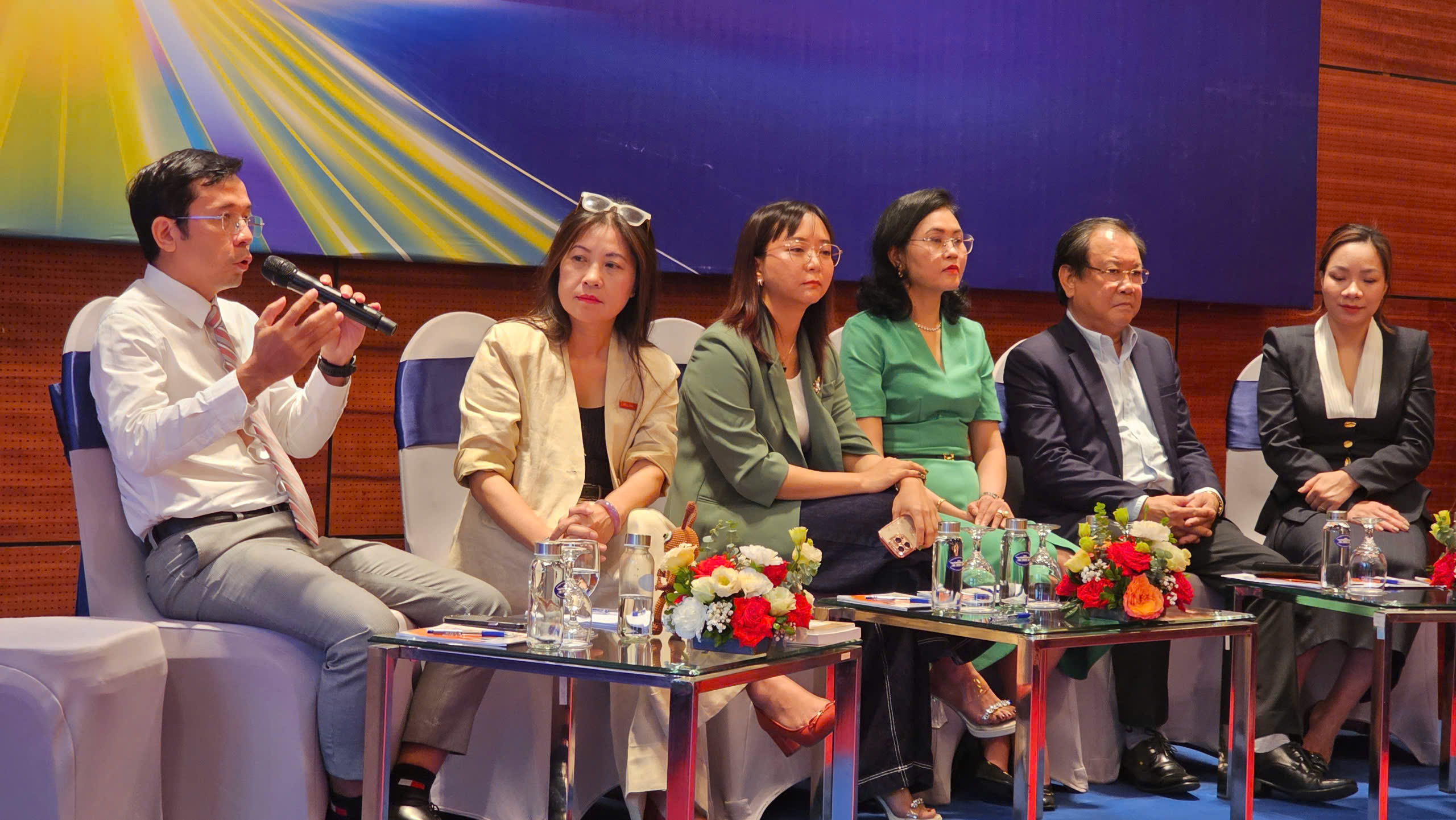 Theo c&aacute;c diễn giả, việc tận dụng được nguồn t&agrave;i nguy&ecirc;n của m&igrave;nh, từ đ&oacute; tối đa h&oacute;a nguồn thu l&agrave; điều rất quan trọng đối với b&aacute;o ch&iacute; hiện nay. Ảnh. Việt Tuấn