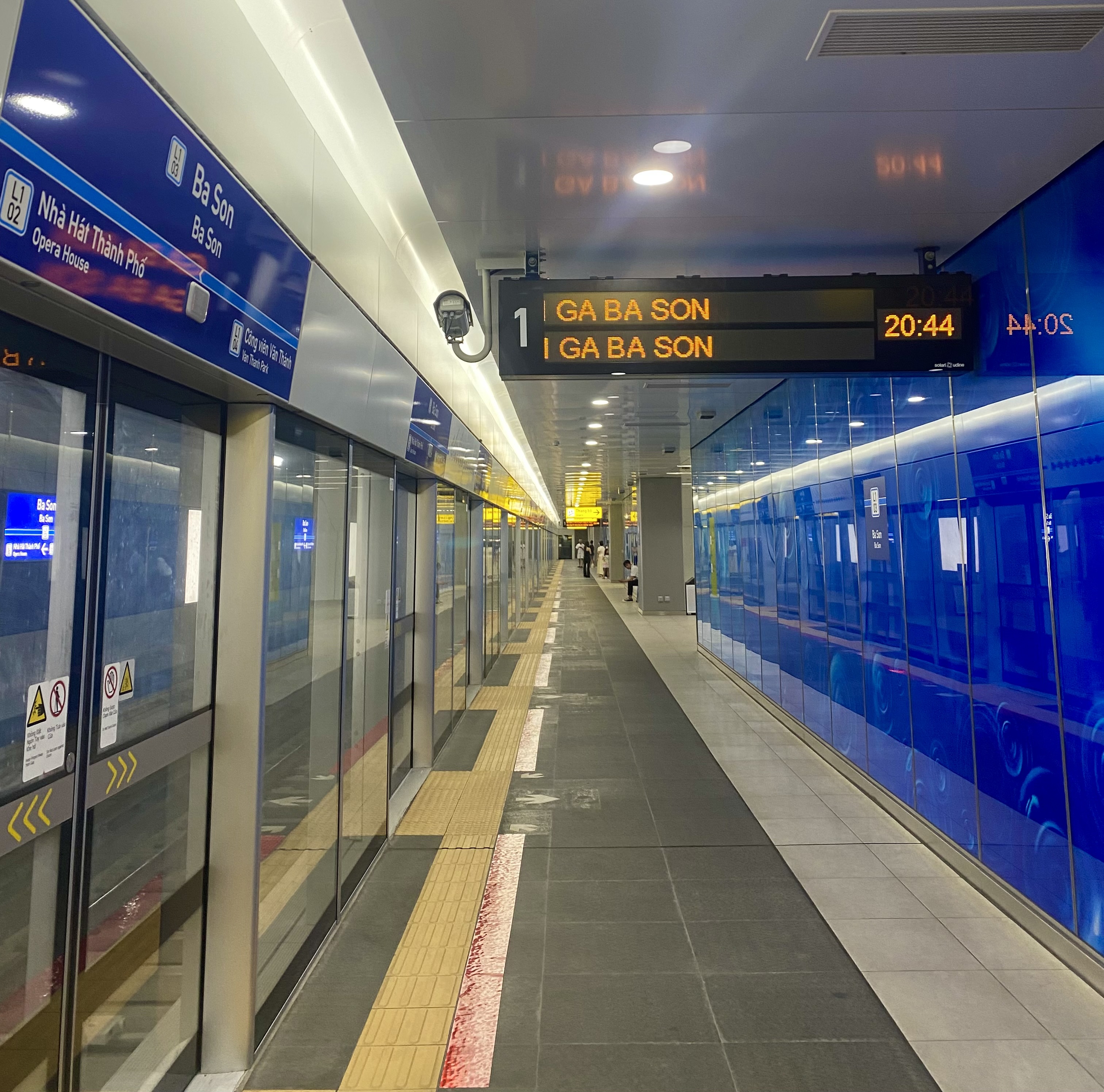 Bến trong nh&agrave; ga h&agrave;nh kh&aacute;ch tuyến metro số 1 TP.HCM.