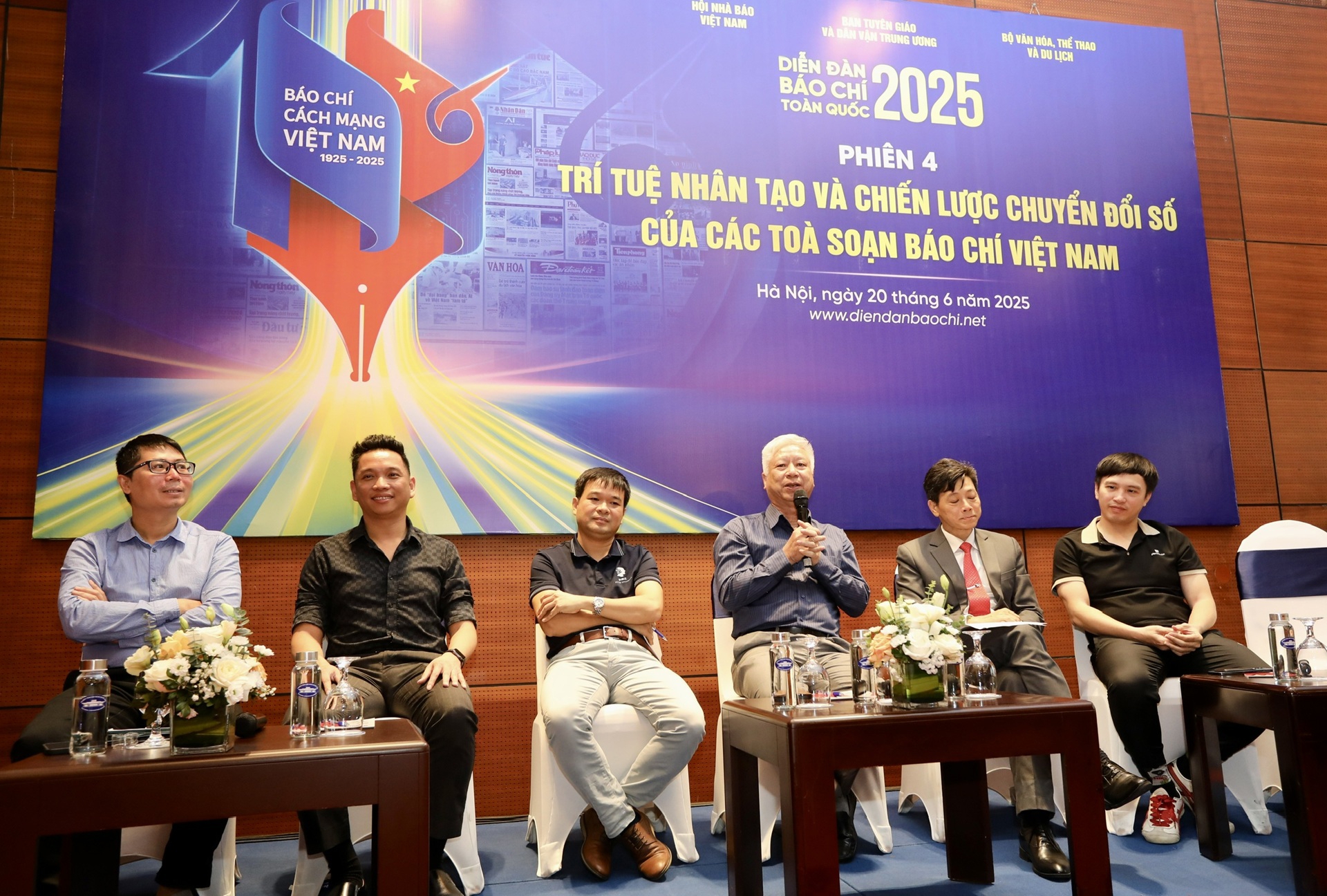 Tổng Thư k&yacute; To&agrave; soạn Tạp ch&iacute; Kinh tế Việt Nam/VnEconomy Đ&agrave;o Quang B&iacute;nh (thứ ba từ phải sang) chia sẻ tại phi&ecirc;n thứ tư với chủ đề &ldquo;Tr&iacute; tuệ nh&acirc;n tạo v&agrave; chiến lược chuyển đổi số của c&aacute;c to&agrave; soạn b&aacute;o ch&iacute; Việt Nam.