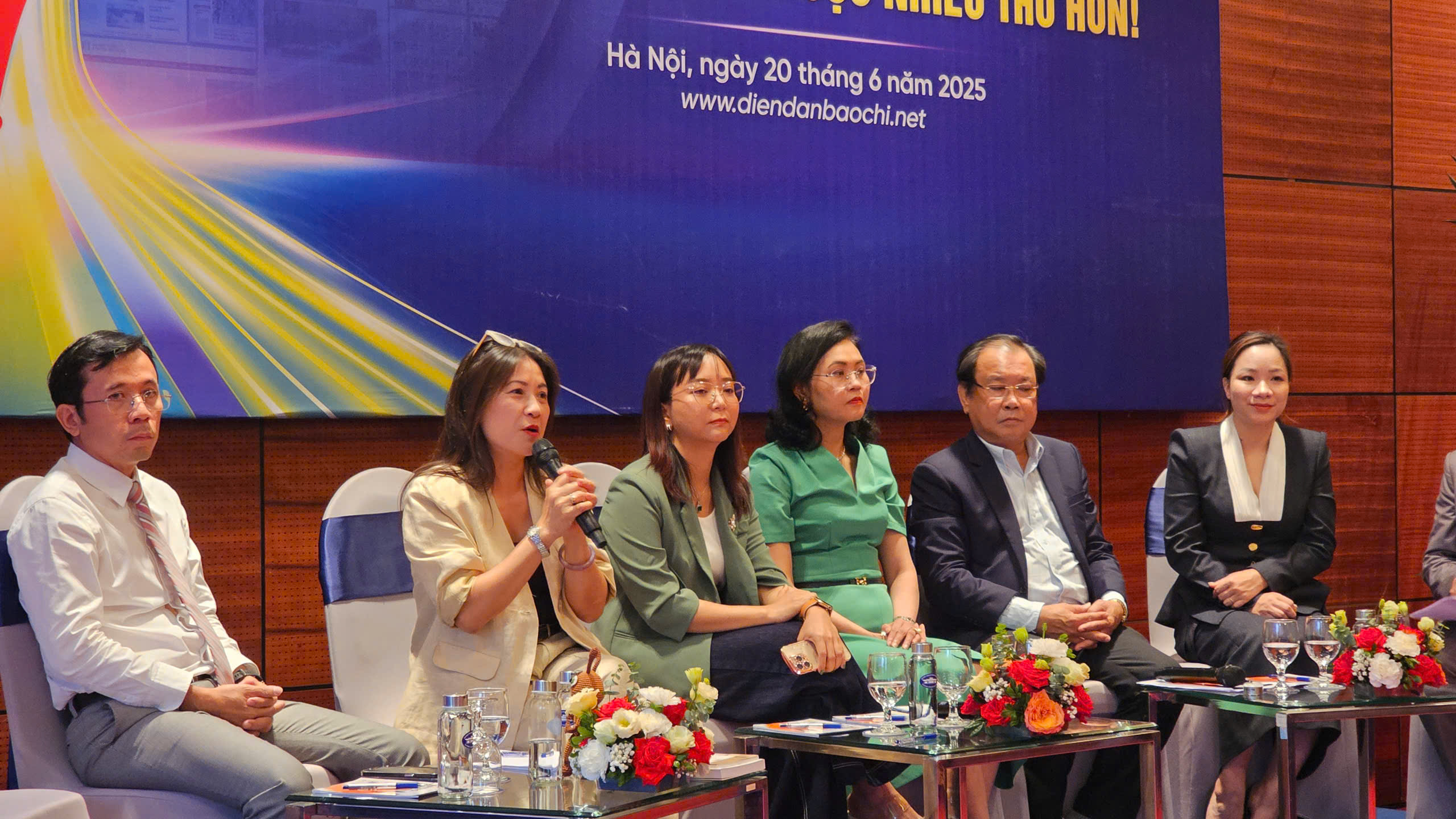 Ph&oacute; Tổng Gi&aacute;m đốc VnEconomy Nguyễn Thị Ngọc Diệp (thứ hai từ tr&aacute;i sang) chia sẻ tại một phi&ecirc;n thảo luận&nbsp;