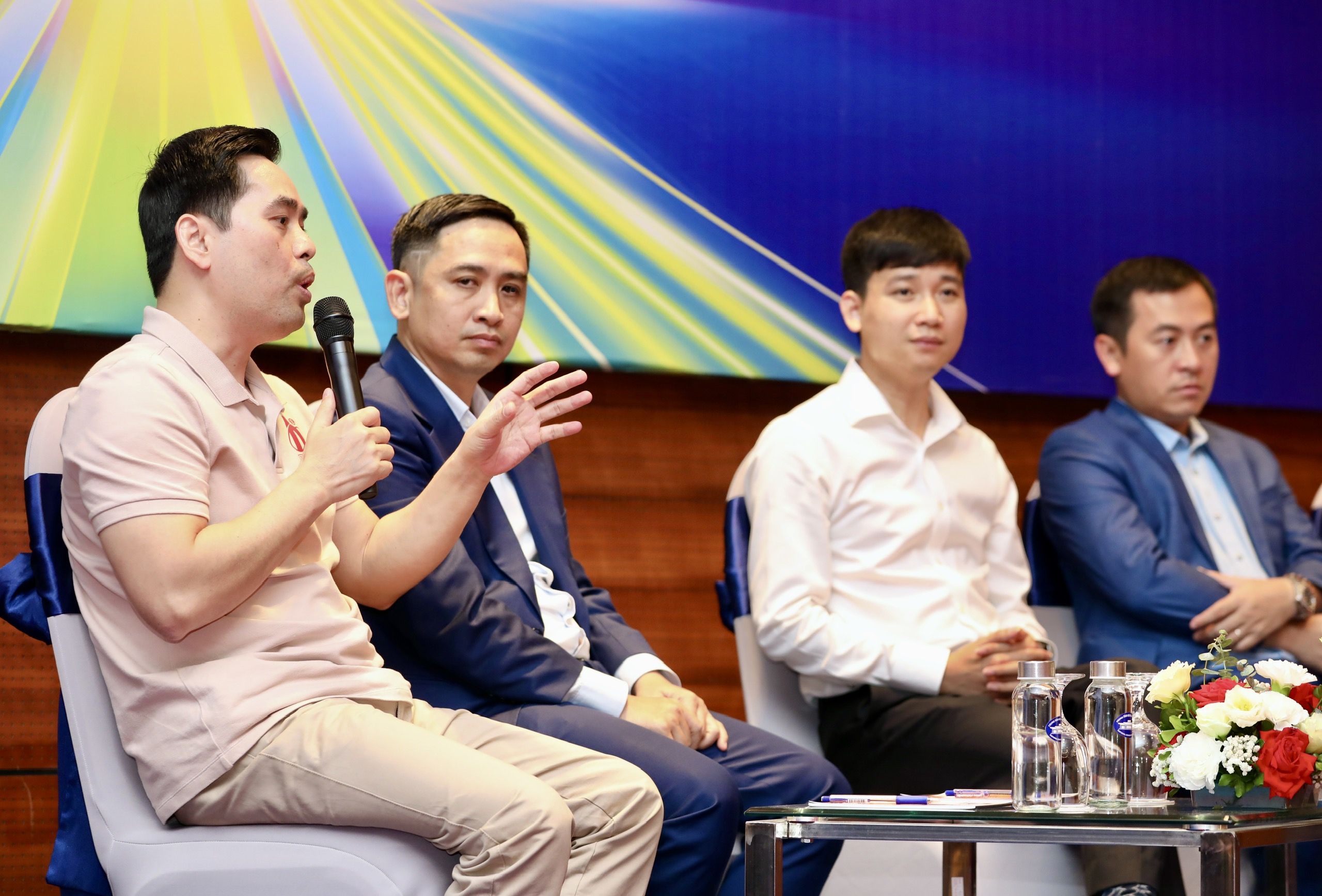 Đại diện các cơ quan báo chí của Việt Nam trao đổi tại phiên chuyên đề “Dữ liệu là gốc của tòa soạn hiện đại” ngày 20/6 (khuôn khổ Hội báo toàn quốc 2025) - Ảnh: Việt Dũng.