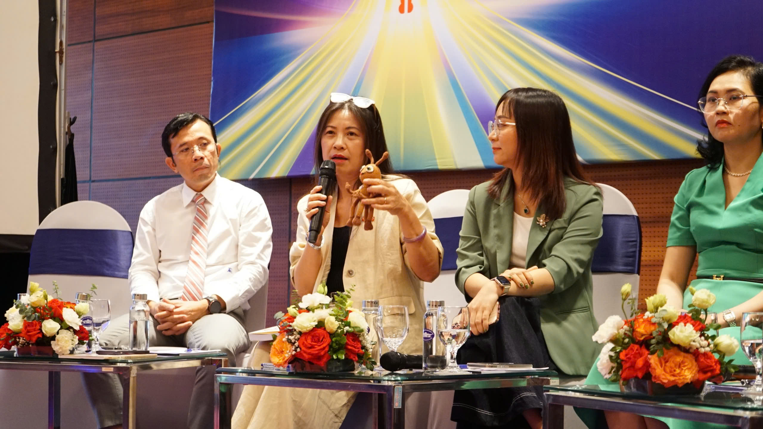 B&agrave; Nguyễn Ngọc Diệp, Ph&oacute; Tổng Gi&aacute;m đốc Tạp ch&iacute; Kinh tế Việt Nam (VnEconomy), đ&atilde; chia sẻ về c&aacute;c giải ph&aacute;p "vượt s&oacute;ng" lớn m&agrave; Tạp ch&iacute; Kinh tế Việt Nam đ&atilde; thực hiện trong khoảng 3 năm vừa qua...