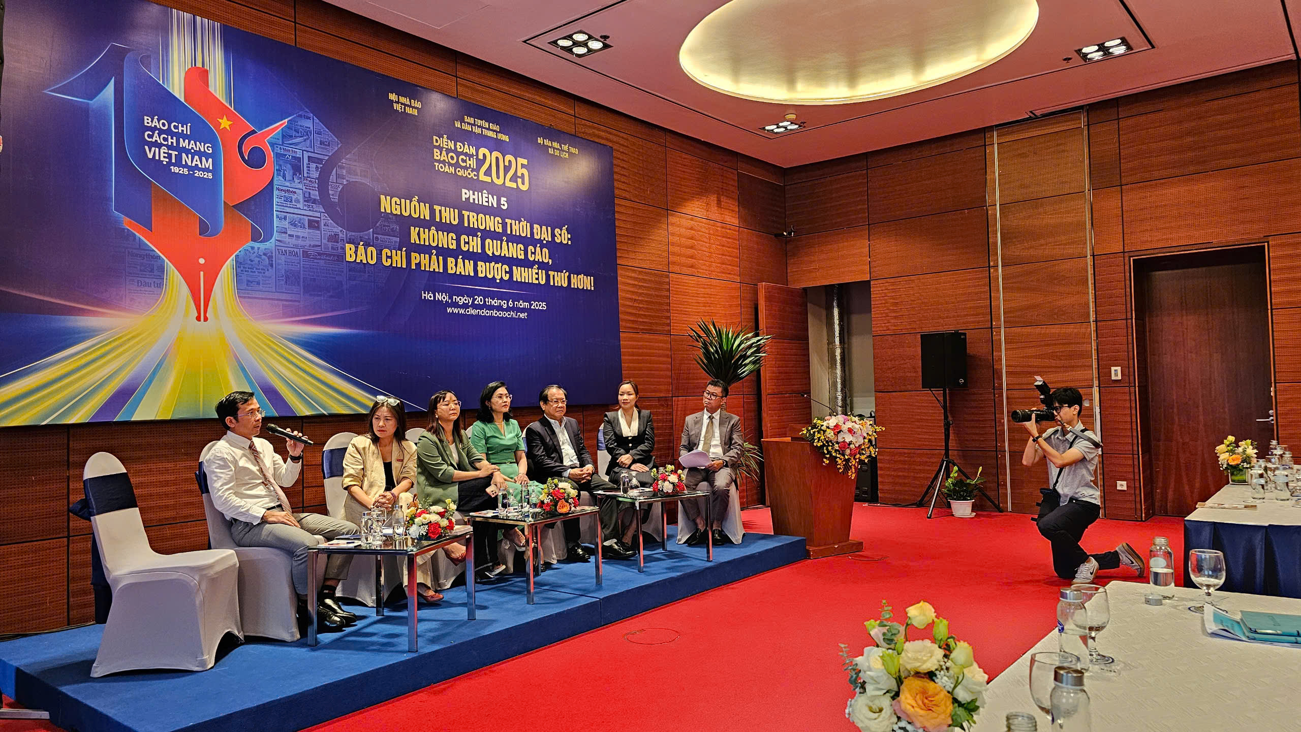 Phi&ecirc;n thảo luận thứ 5 với chủ đề: "Nguồn thu trong thời đại số: Kh&ocirc;ng chỉ quảng c&aacute;o, b&aacute;o ch&iacute; phải b&aacute;n được nhiều thứ hơn", c&aacute;c diễn giả khẳng định, giờ đ&acirc;y, một t&ograve;a soạn kh&ocirc;ng chỉ đối mặt với b&agrave;i to&aacute;n &ldquo;viết hay" hay "l&agrave;m nhanh", m&agrave; phải tự trả lời c&acirc;u hỏi lớn hơn: B&aacute;o ch&iacute; l&agrave; &ldquo;người dẫn đường" cho x&atilde; hội về th&ocirc;ng tin, nhận thức, v&agrave; định hướng dư luận...