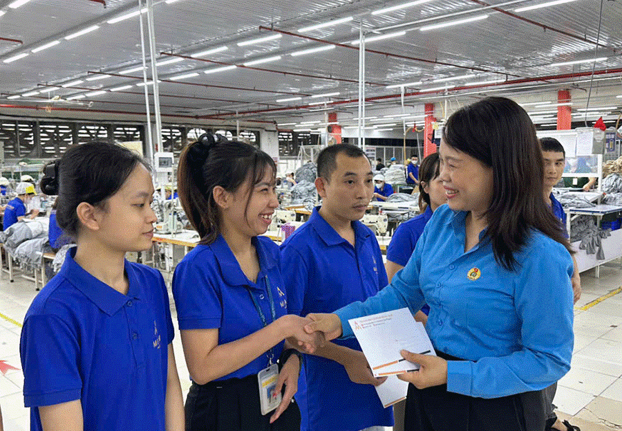 Lãnh đạo Công đoàn Khu kinh tế Đông Nam tặng quà cho công nhân lao động có hoàn cảnh khó khăn tại Công ty CP May Minh Anh – Kim Liên. Ảnh: Hoàng Yến