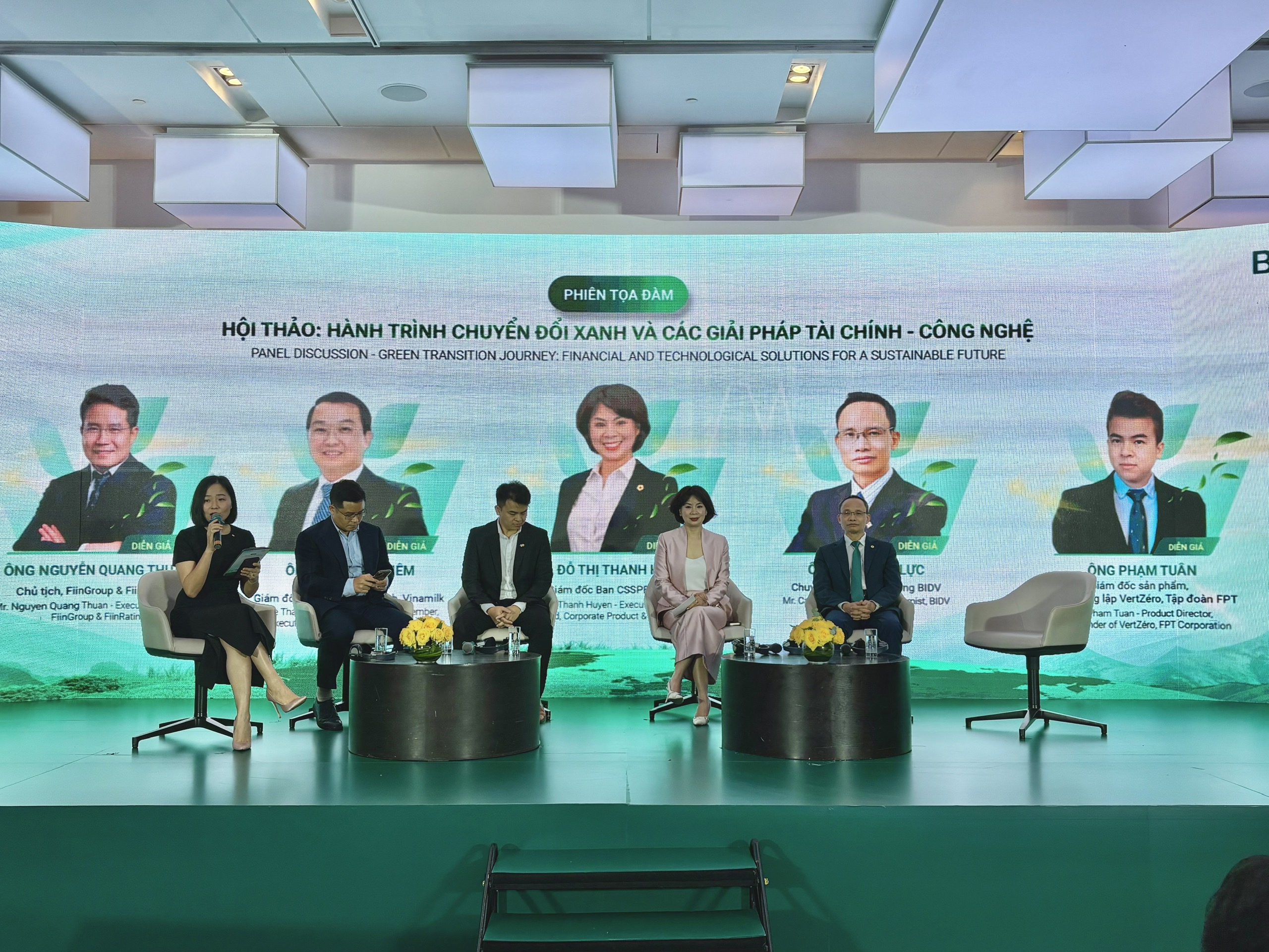 C&aacute;c chuy&ecirc;n gia, doanh nghiệp thảo luận tại hội thảo.