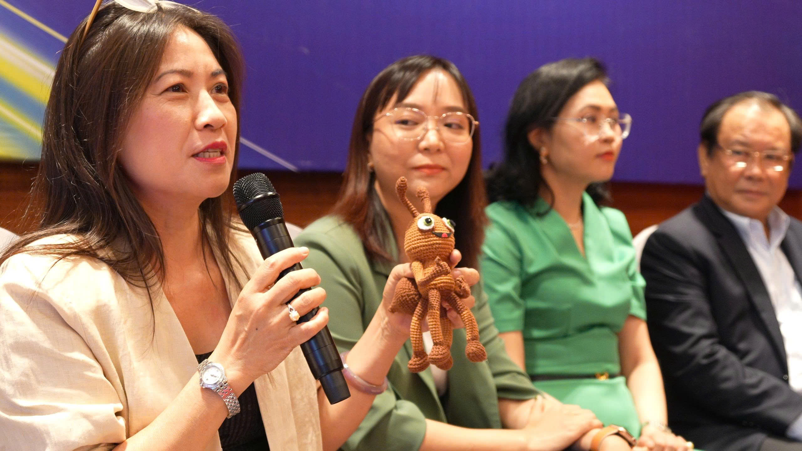 B&agrave; Nguyễn Thị Ngọc Diệp, Ph&oacute; Tổng Gi&aacute;m đốc phụ tr&aacute;ch kinh doanh Tạp ch&iacute; Kinh tế Việt Nam/VnEconomy: &ldquo;Ch&uacute;ng t&ocirc;i đ&atilde; bắt đầu từ rất sớm với những bước đi đầu ti&ecirc;n trong ứng dụng c&ocirc;ng nghệ l&agrave;m b&aacute;o hiện đại, cũng như r&egrave;n luyện kỹ năng thương mại trong b&aacute;o ch&iacute;. Đến thời điểm n&agrave;y, ch&uacute;ng t&ocirc;i đ&atilde; đi một c&aacute;ch từ tốn, kh&ocirc;ng qu&aacute; nhanh, kh&ocirc;ng qu&aacute; bứt ph&aacute;, cũng kh&ocirc;ng qu&aacute; ồn &agrave;o, nhưng chắc chắn l&agrave; bền bỉ&rdquo;.