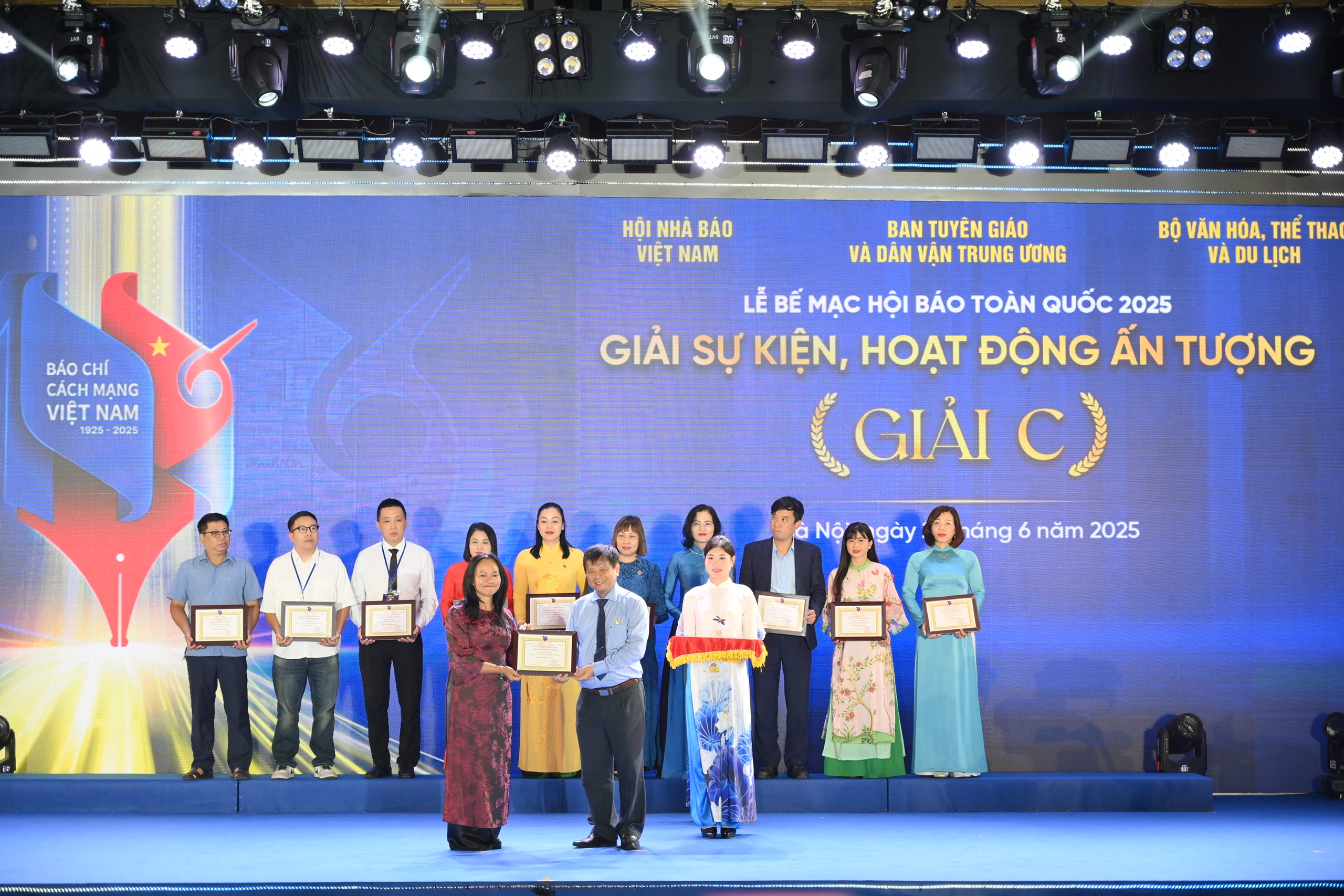 Ông Trần Trọng Dũng, Phó Chủ tịch Hội Nhà báo Việt Nam trao Giải C- Giải sự kiện, hoạt động ấn tượng cho đại diện Tạp chí Kinh tế Việt Nam – VnEconomy. 