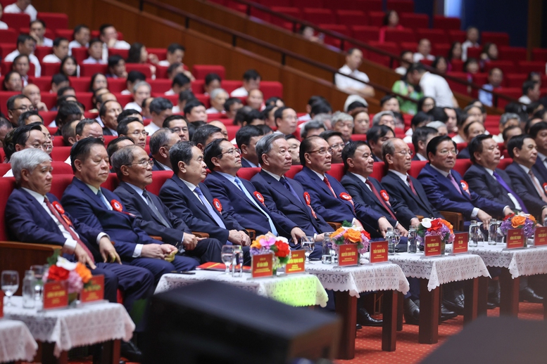 C&aacute;c đồng ch&iacute; l&atilde;nh đạo, nguy&ecirc;n l&atilde;nh đạo Đảng, Nh&agrave; nước dự lễ Kỷ niệm 100 năm ng&agrave;y B&aacute;o ch&iacute; c&aacute;ch mạng Việt Nam - Ảnh: VGP/Nhật Bắc.