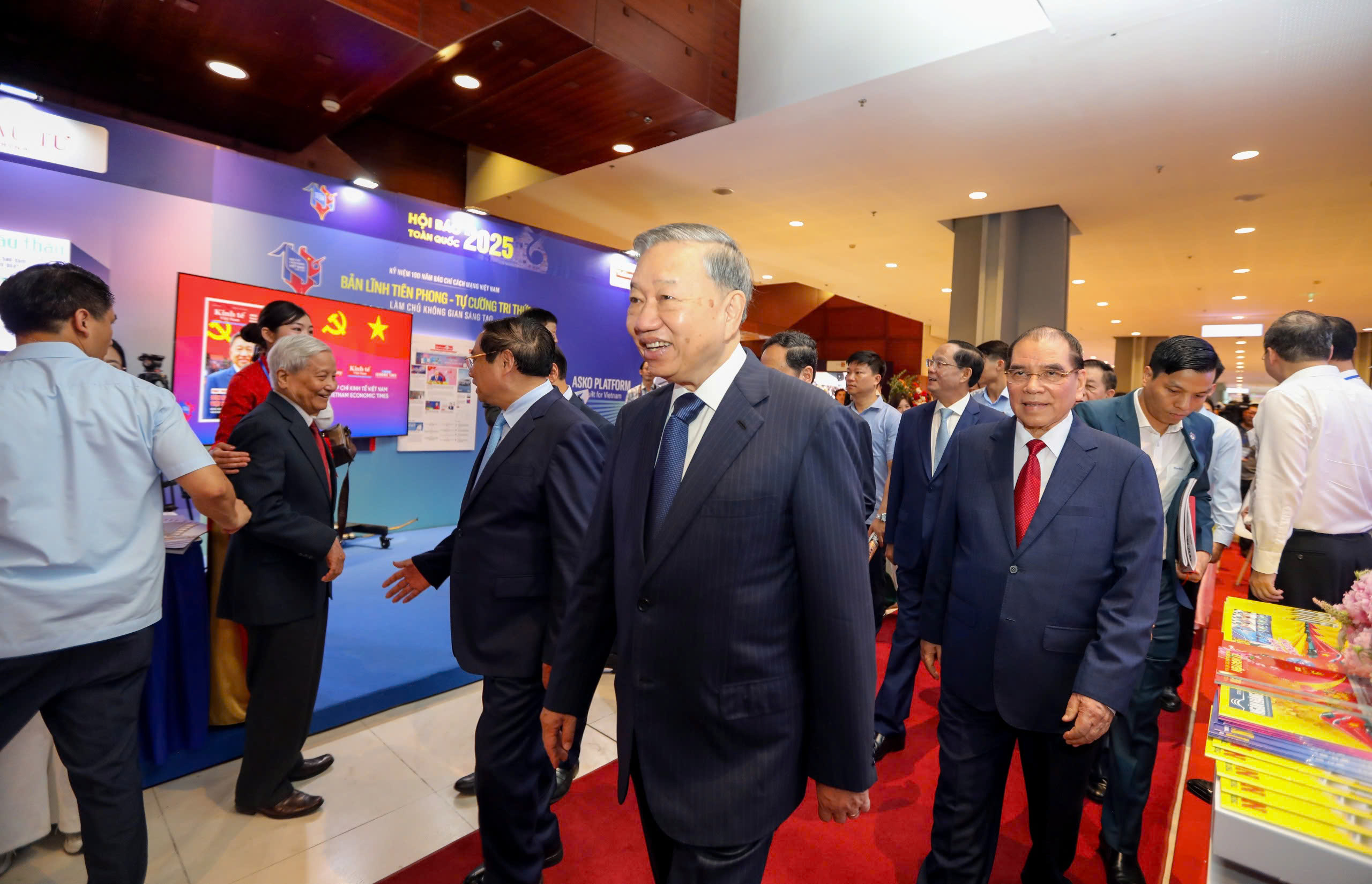 Tổng B&iacute; thư T&ocirc; L&acirc;m,&nbsp;nguy&ecirc;n Tổng B&iacute; thư N&ocirc;ng Đức Mạnh v&agrave; Thủ tướng Phạm Minh Ch&iacute;nh c&ugrave;ng c&aacute;c đồng ch&iacute; l&atilde;nh đạo tham quan c&aacute;c gian trưng b&agrave;y tại Hội b&aacute;o to&agrave;n quốc 2025.
