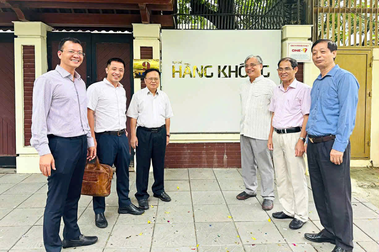 Ông Phạm Quốc Hợp, Trưởng ban Biên tập Tạp chí Hàng không (ngoài cùng bên trái) đón tiếp các chuyên gia tại trụ sở Tạp chí