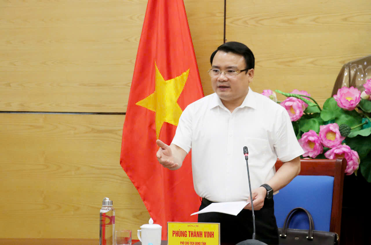 Ph&oacute; Chủ tịch UBND tỉnh Nghệ An Ph&ugrave;ng Th&agrave;nh Vinh ph&aacute;t biểu tại cuộc họp