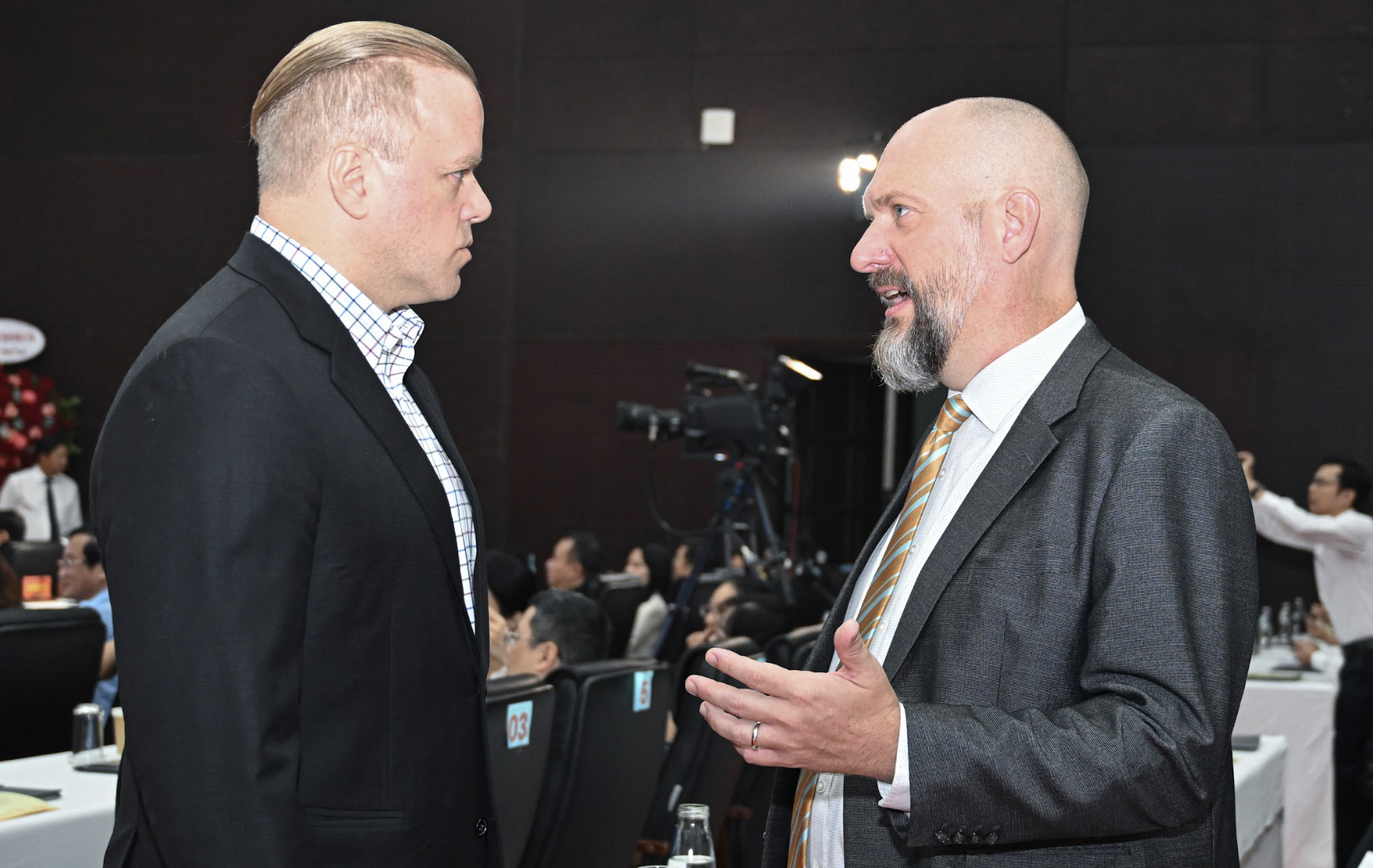 Ông Richard McClellan - Phó Tổng Giám đốc Tập đoàn Terne Việt Nam (bên phải), đại diện Tập đoàn Terne Holdings và The One Destination, một trong những nhà đầu tư chiến lược vào Khu thương mại tự do Đà Nẵng. 