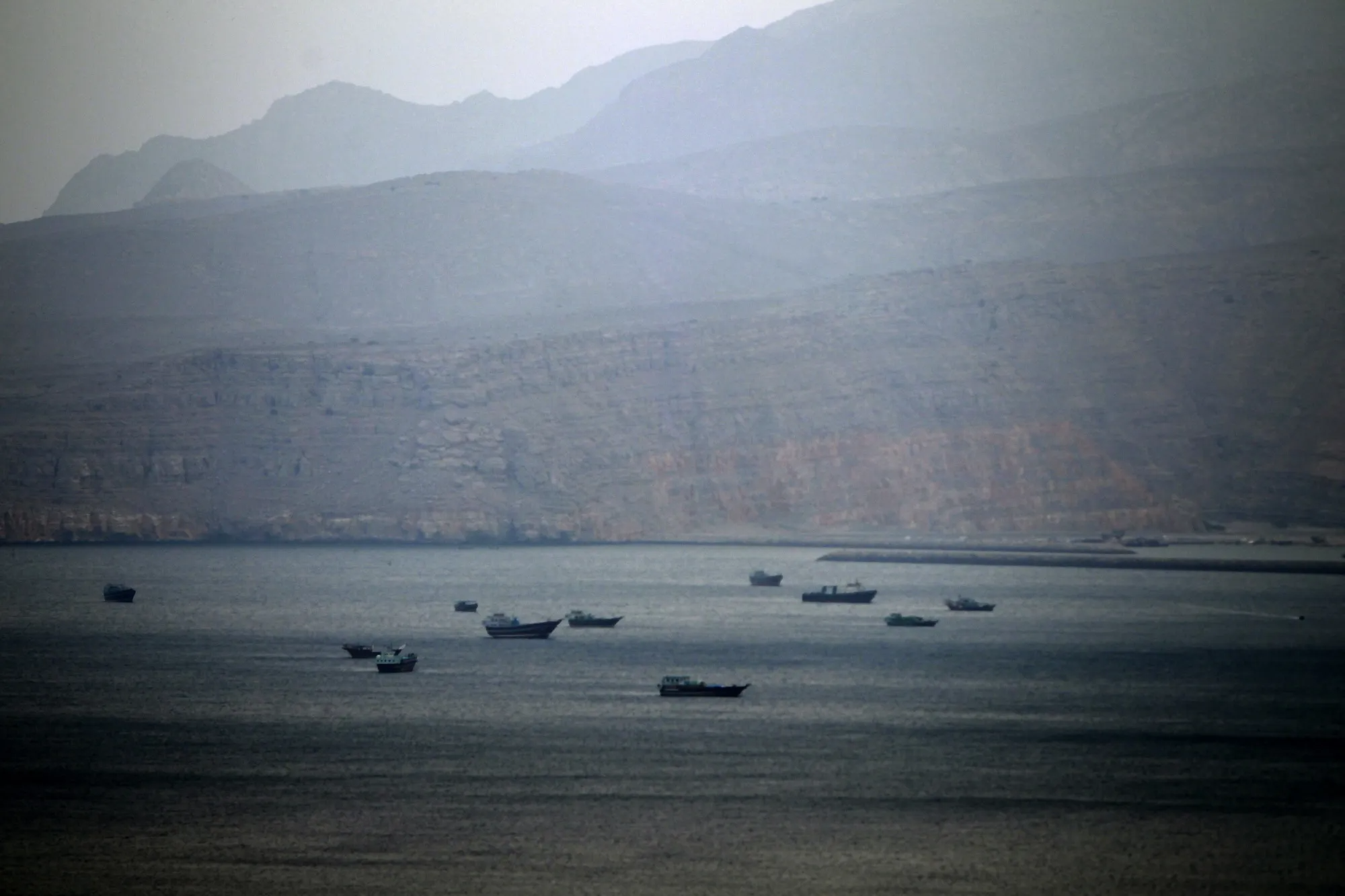 Năm 2024, các tàu chở dầu vận chuyển khoảng 16,5 triệu thùng dầu thô và khí ngưng tụ qua eo biển Hormuz mỗi ngày - Ảnh: Bloomberg