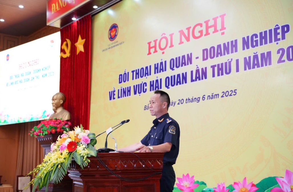Ông Phạm Chí Thanh - Chi cục trưởng Chi cục Hải quan KV5 phát biểu khai mà tại hội nghị.
