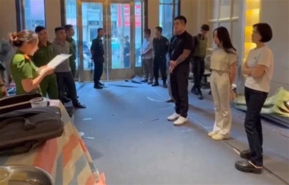 Cơ quan điều tra tiến hành khám xét địa điểm kinh doanh của các đối tượng. Ảnh: Cổng thông tin điện tử Bộ Công an.